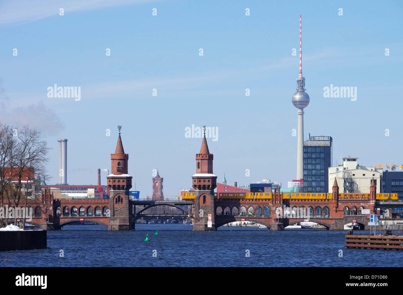 Berlin - Berlin Fernsehturm und Oberbaumbruecke Oberbaumbridge et tour de télévision 01 Banque D'Images
