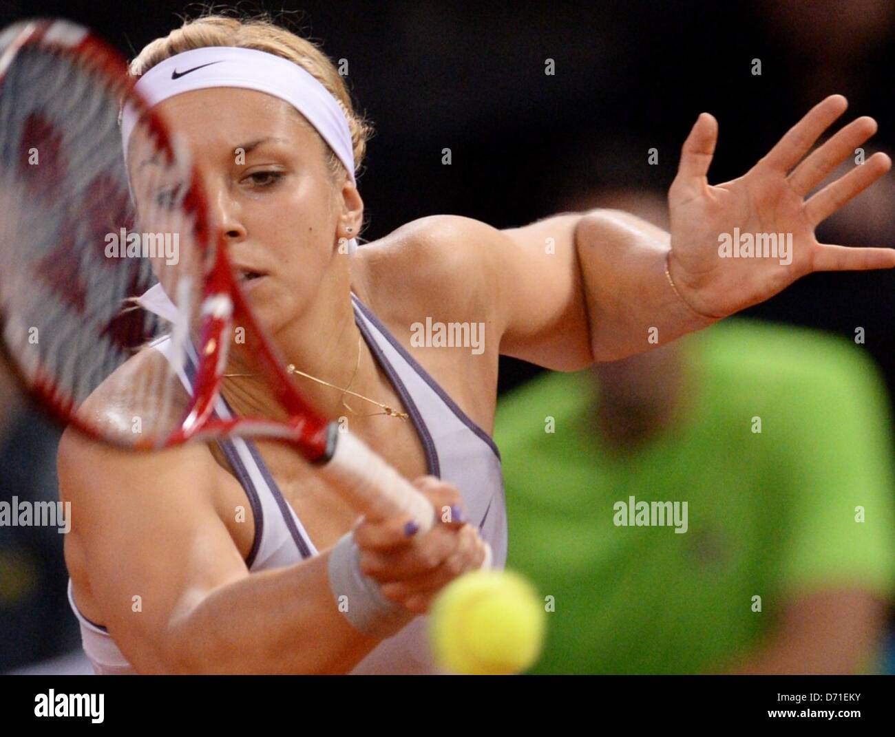 Stuttgart, Allemagne. 25 avril, 2013. L'Allemagne Sabine Lisicki renvoie la balle pendant la série de seize match contre la Serbie à l'Janovic WTA Porsche Tennis Grand Prix à Stuttgart, Allemagne, 25 avril 2013. Photo : BERND WEISSBROD/dpa/Alamy Live News Banque D'Images