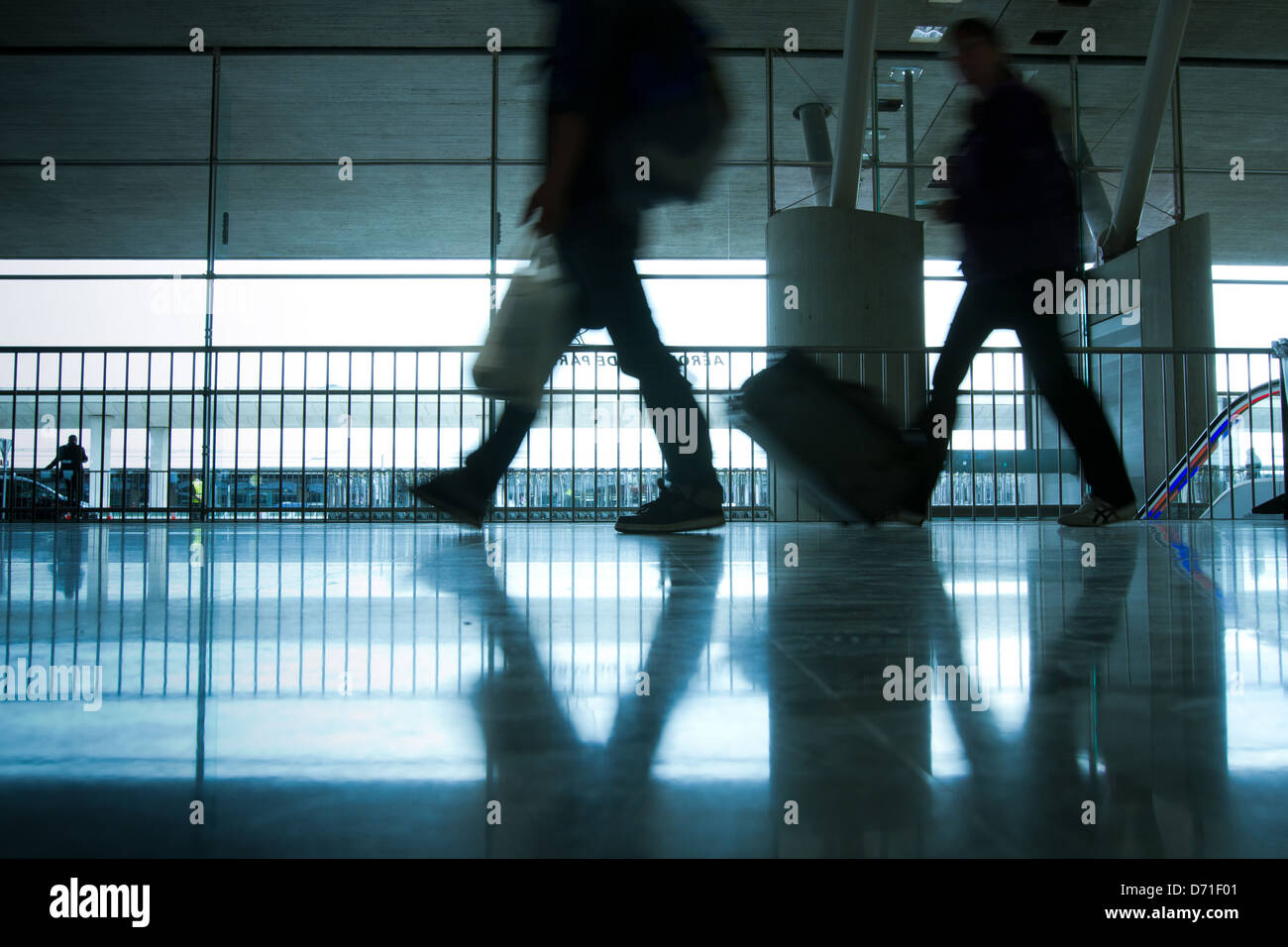 Abstract aéroport et silhouette de personnes marchant avec assurance Banque D'Images