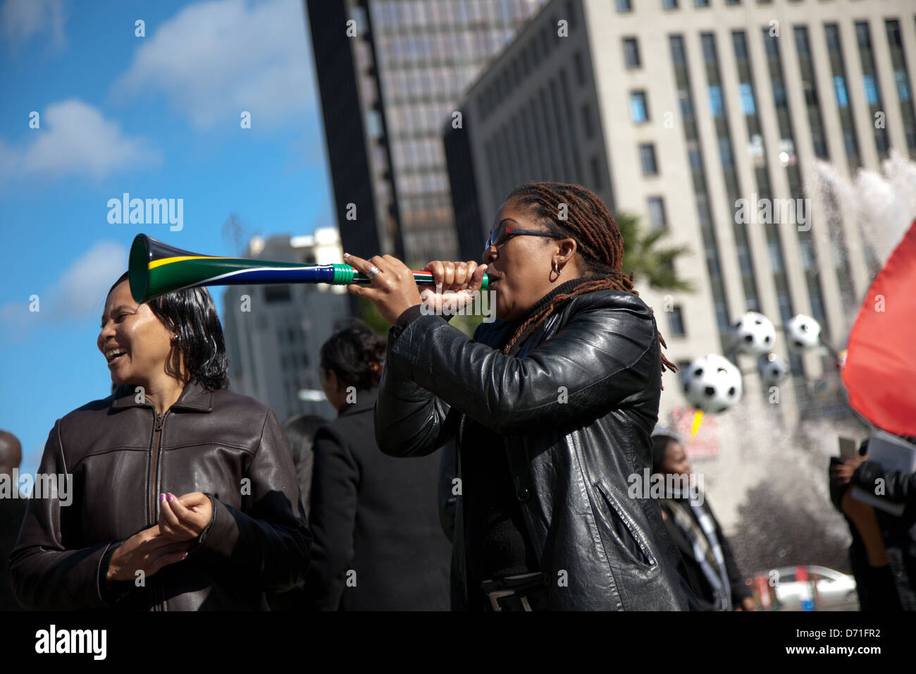 Les femmes africaines s'amusant avec un vuvuzela sur le ventilateur à pied pendant la coupe du monde de football en Afrique du Sud Banque D'Images