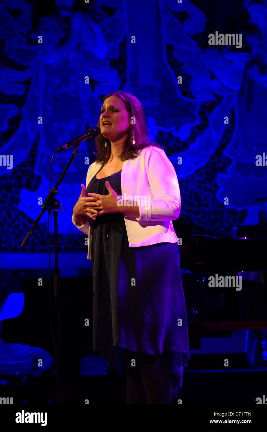 Barcelone, Espagne. 25 avril, 2013. Singer Madeleine Peyroux se produit avec son groupe dans le Palau de la Música Catalana venue. Banque D'Images