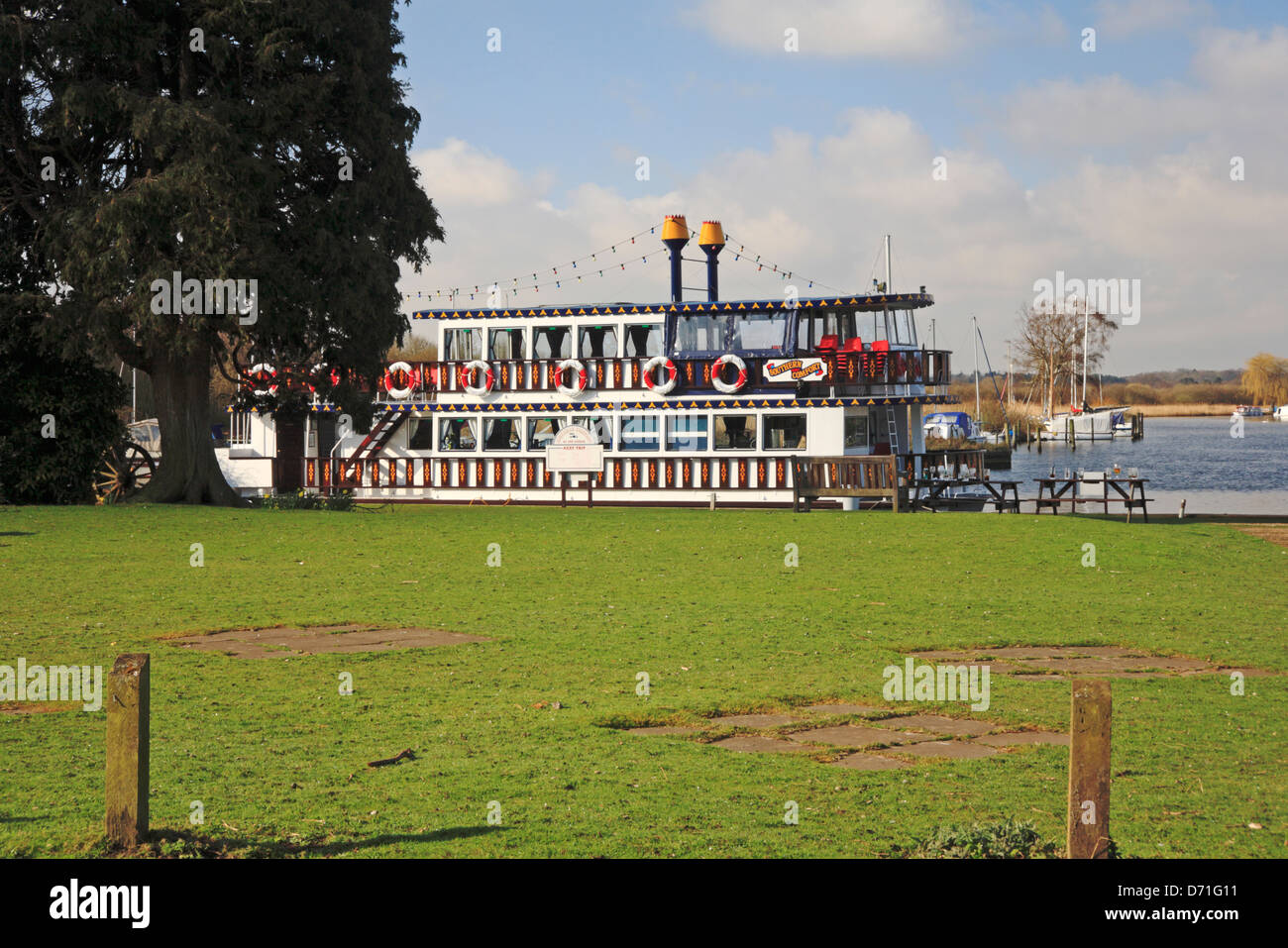 Le Southern Comfort Bateaux de plaisance amarrés sur la rivière Bure sur les Norfolk Broads à Horning, Norfolk, Angleterre, Royaume-Uni. Banque D'Images