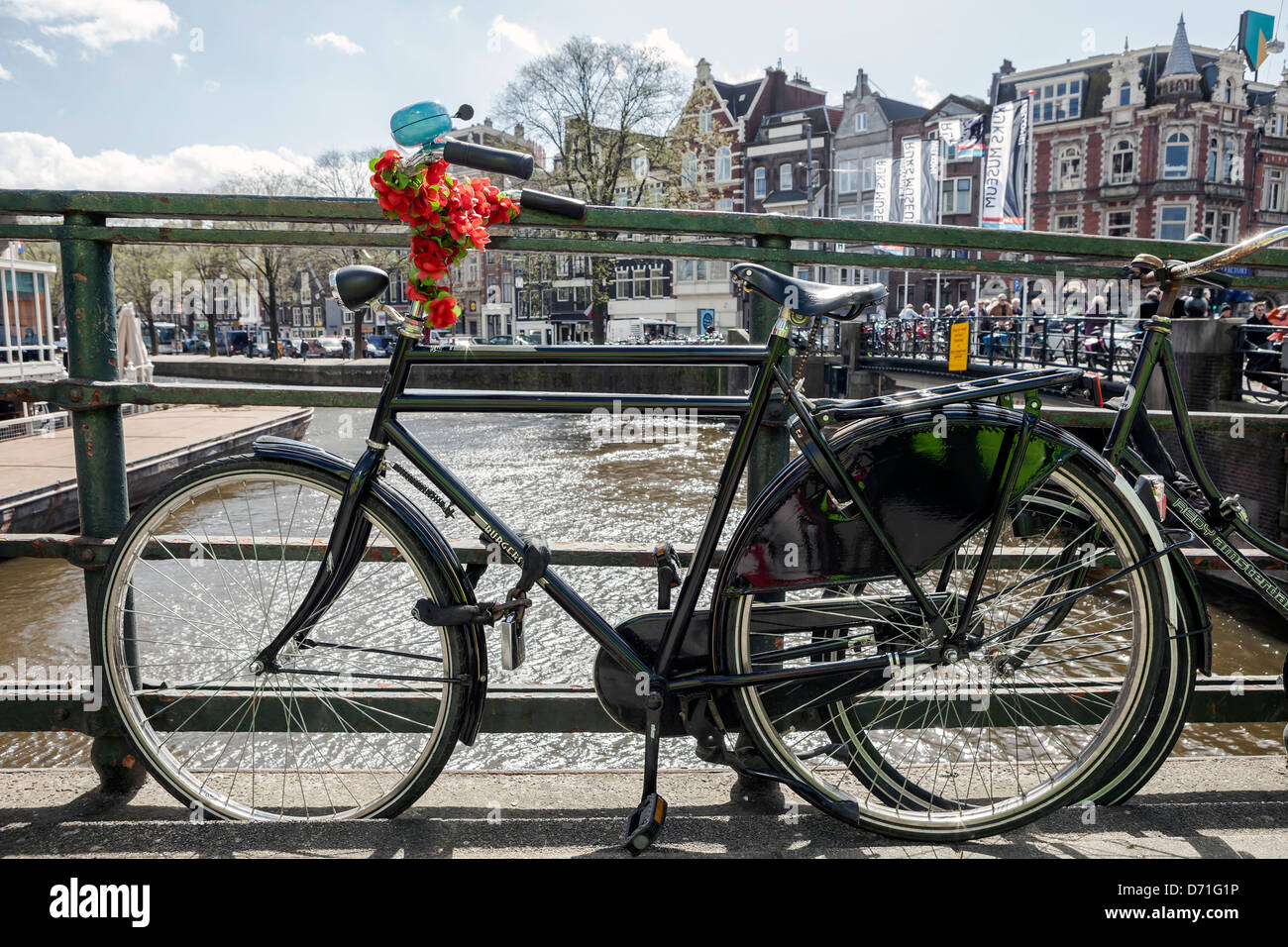 Location à un canal de la ville d'Amsterdam, Hollande du Nord, Pays-Bas Banque D'Images