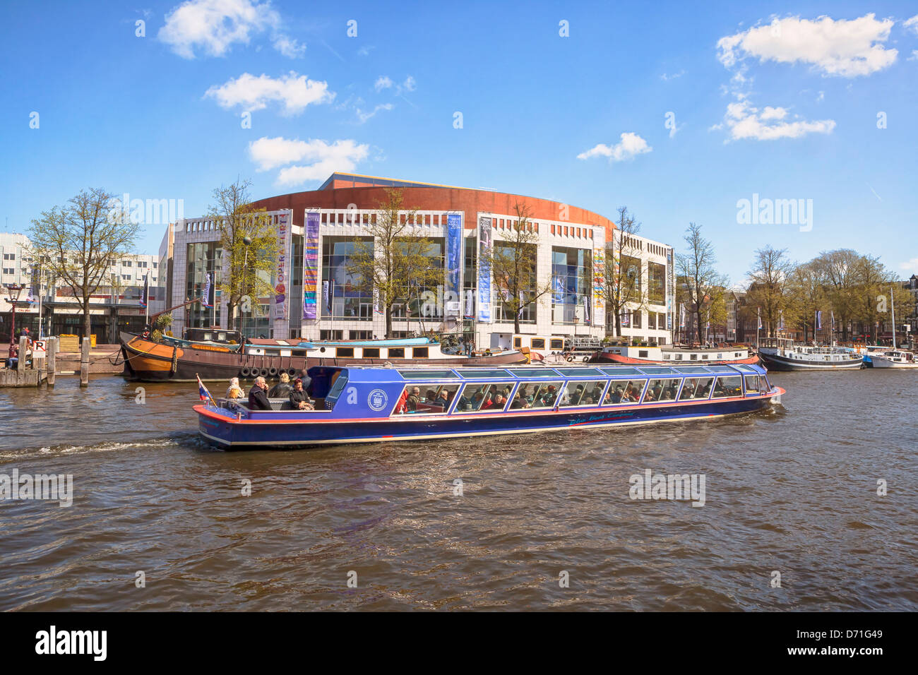 Croisière sur le canal près de l'Amstel, Amsterdam Stopera, Hollande du Nord, Pays-Bas Banque D'Images
