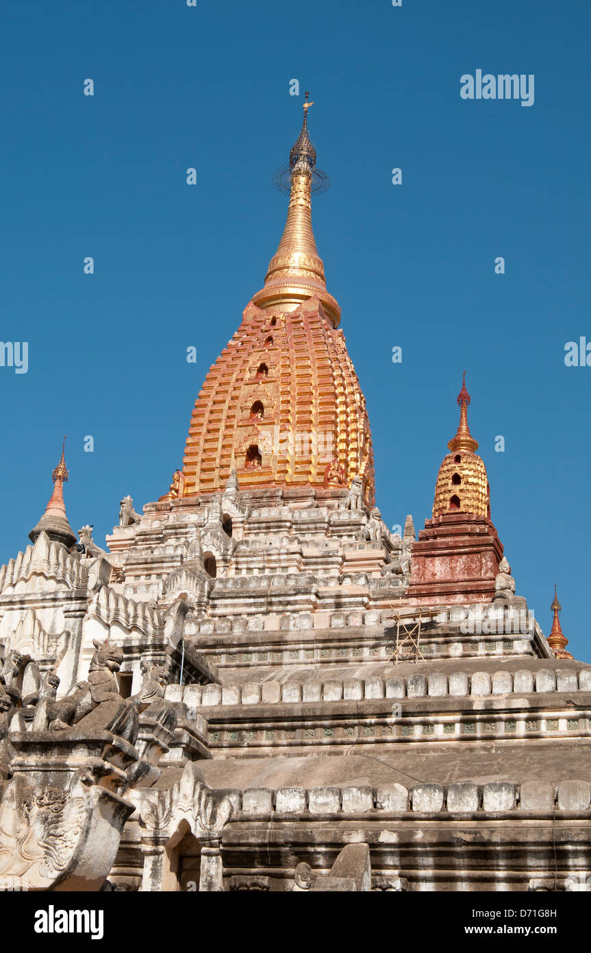 La Pagode Ananda golden spire Bagan Myanmar (Birmanie) Banque D'Images