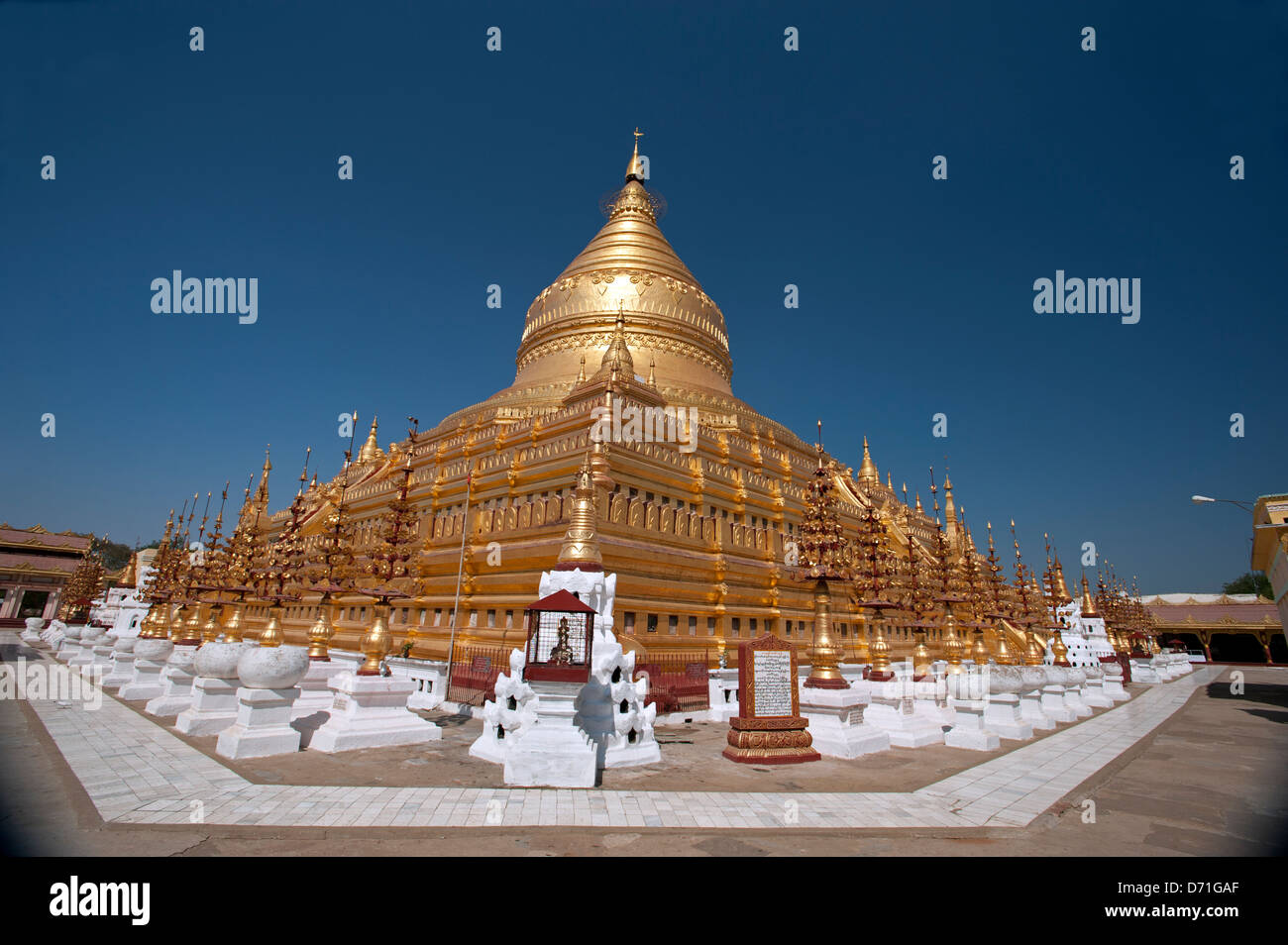 Le grand dôme d'or de la Pagode Shwezigon Bagan Myanmar (Birmanie) Banque D'Images