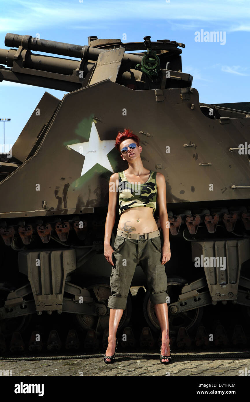 Jeune fille vetue d une tenue de style armee Banque de photographies et d images a haute resolution Alamy