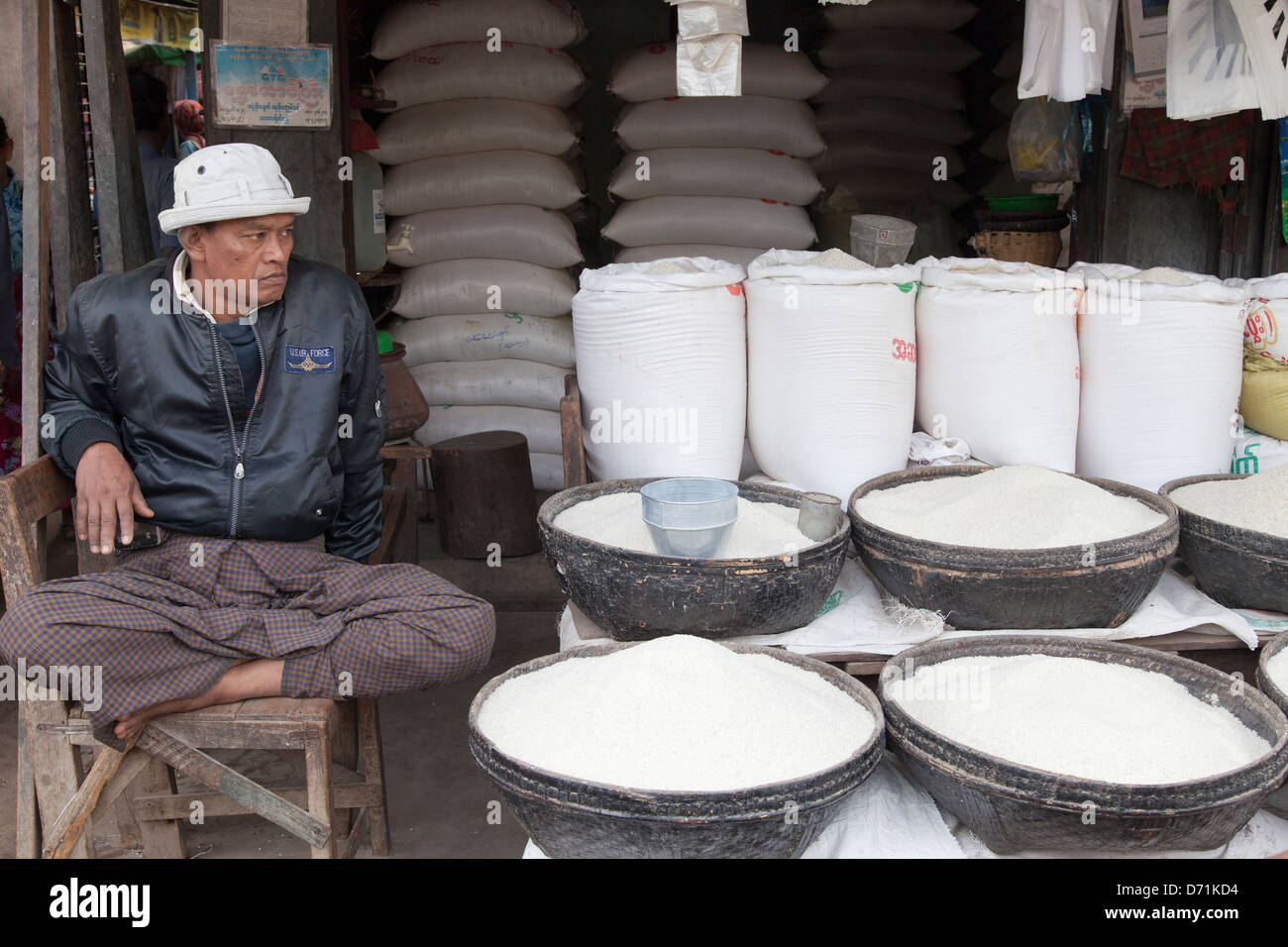 Vendeur de riz sombre au marché Nyaung Oo à Bagan, Myanmar Banque D'Images