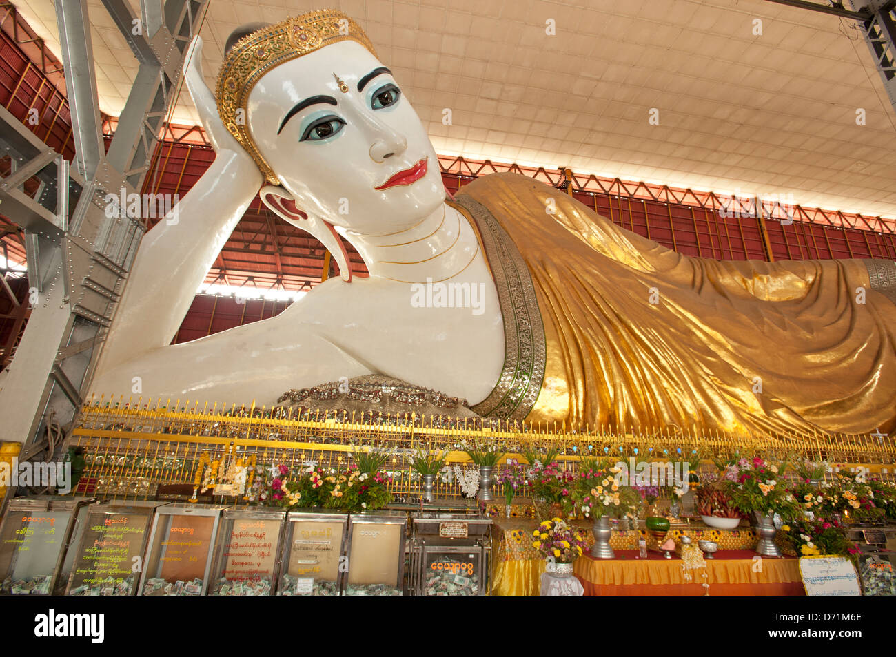 L'immense Bouddha couché Chaukhtatgyi Yangon Myanmar (Birmanie) Banque D'Images