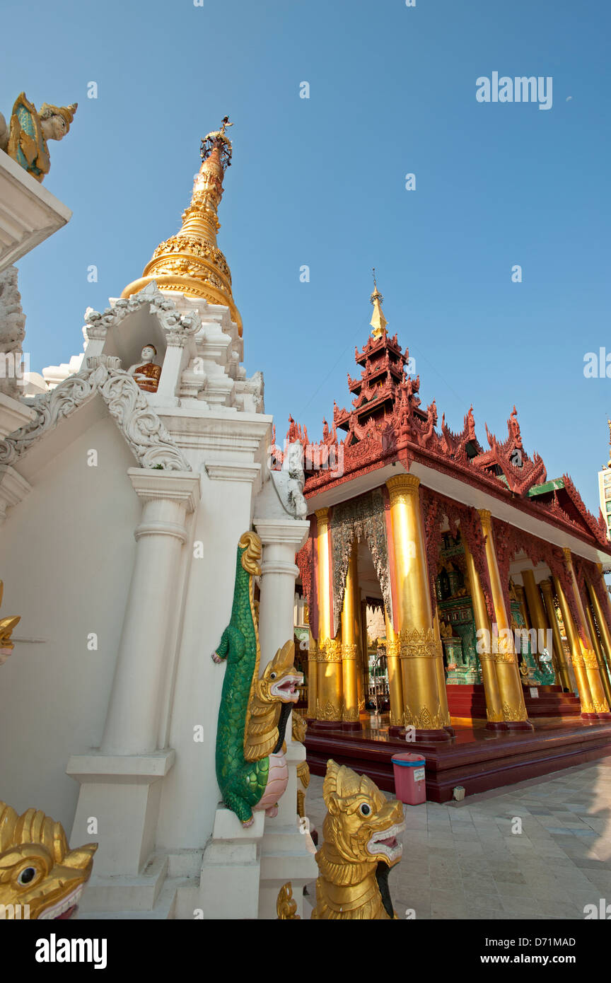 Piliers d'or détail de la pagode Shwedagon à Yangon Myanmar (Birmanie) Banque D'Images