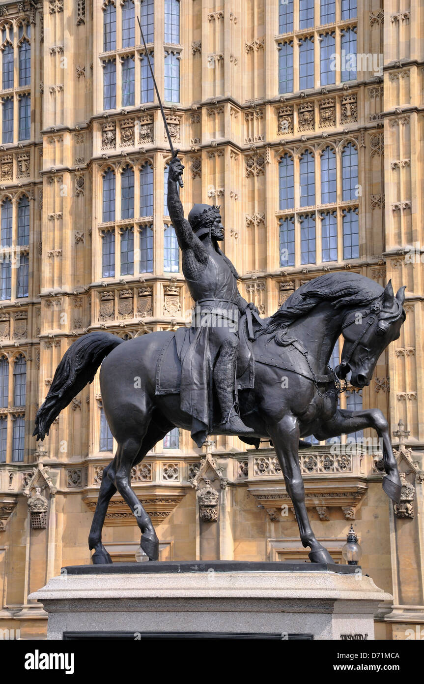 Londres, Angleterre, Royaume-Uni. Statue (1860) de Richard I / coeur de Lion / coeur de Lion (1157-99) à l'extérieur des chambres du Parlement. Banque D'Images