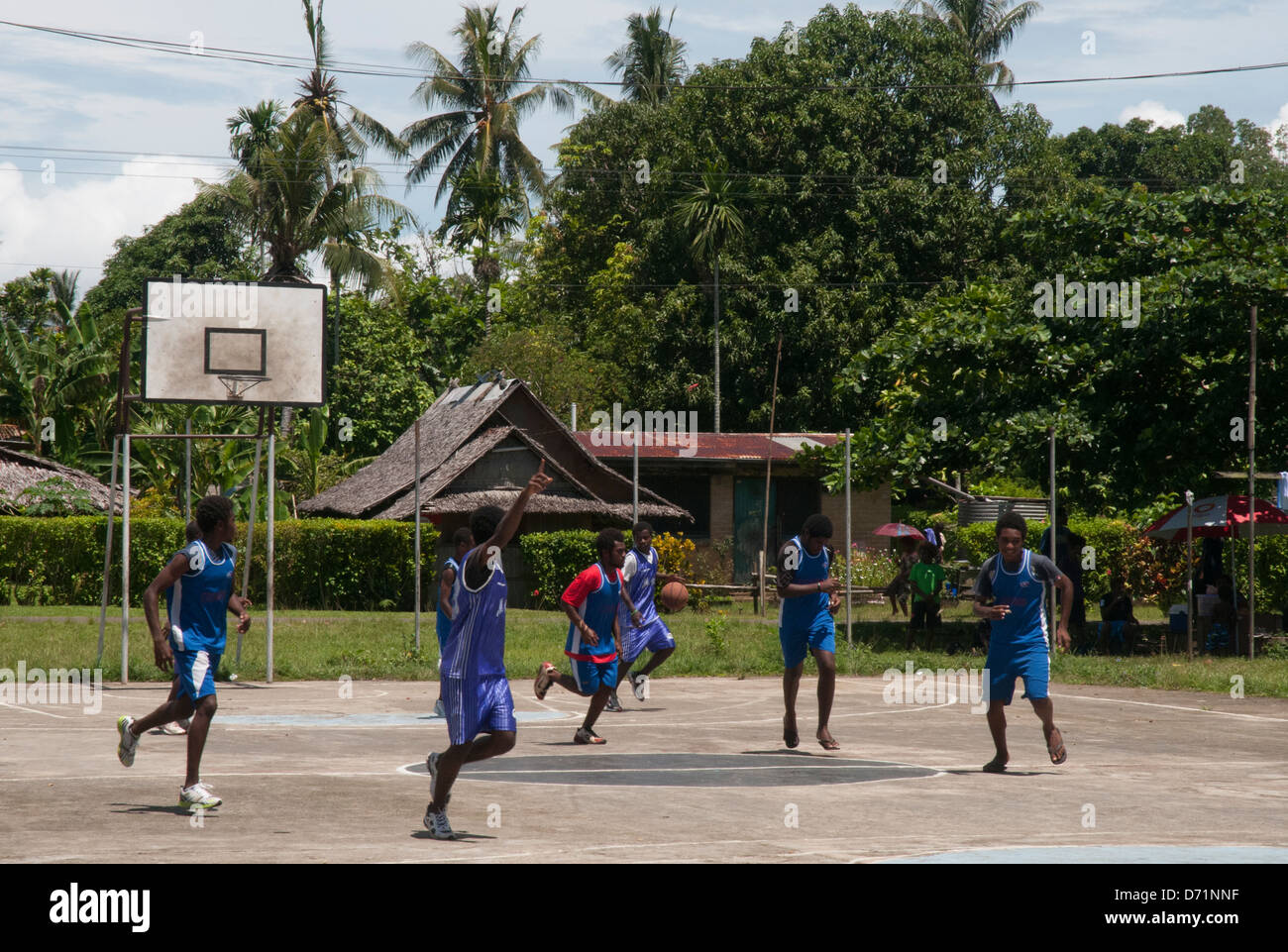 Les jeunes hommes de la Papouasie-Nouvelle-Guinée jouant au basket-ball dans la ville provinciale de Kavieng Banque D'Images