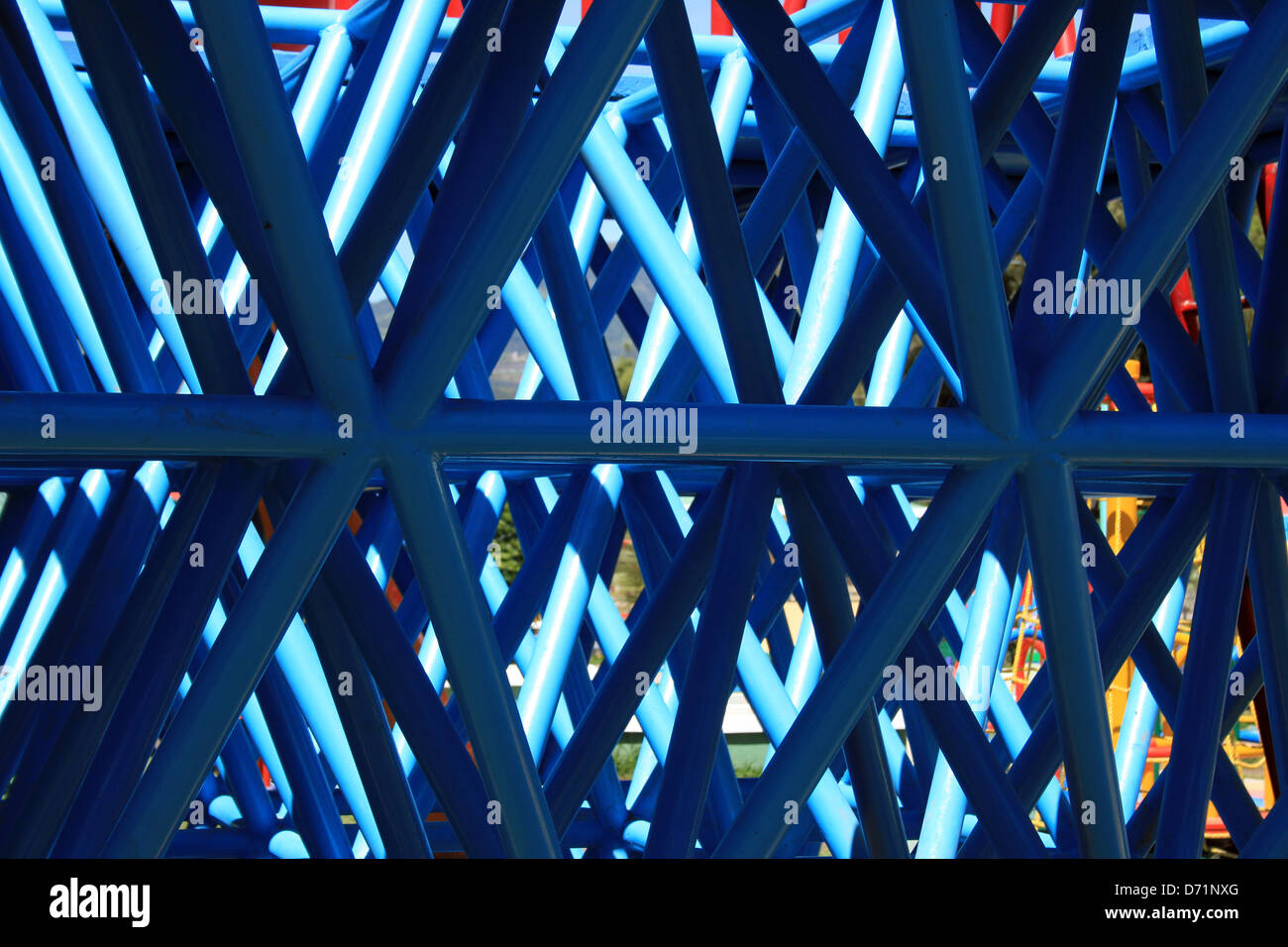 Tuyaux en acier bleu ombres sur une aire de jeux pour enfants structure dans Leon, Nicaragua Banque D'Images
