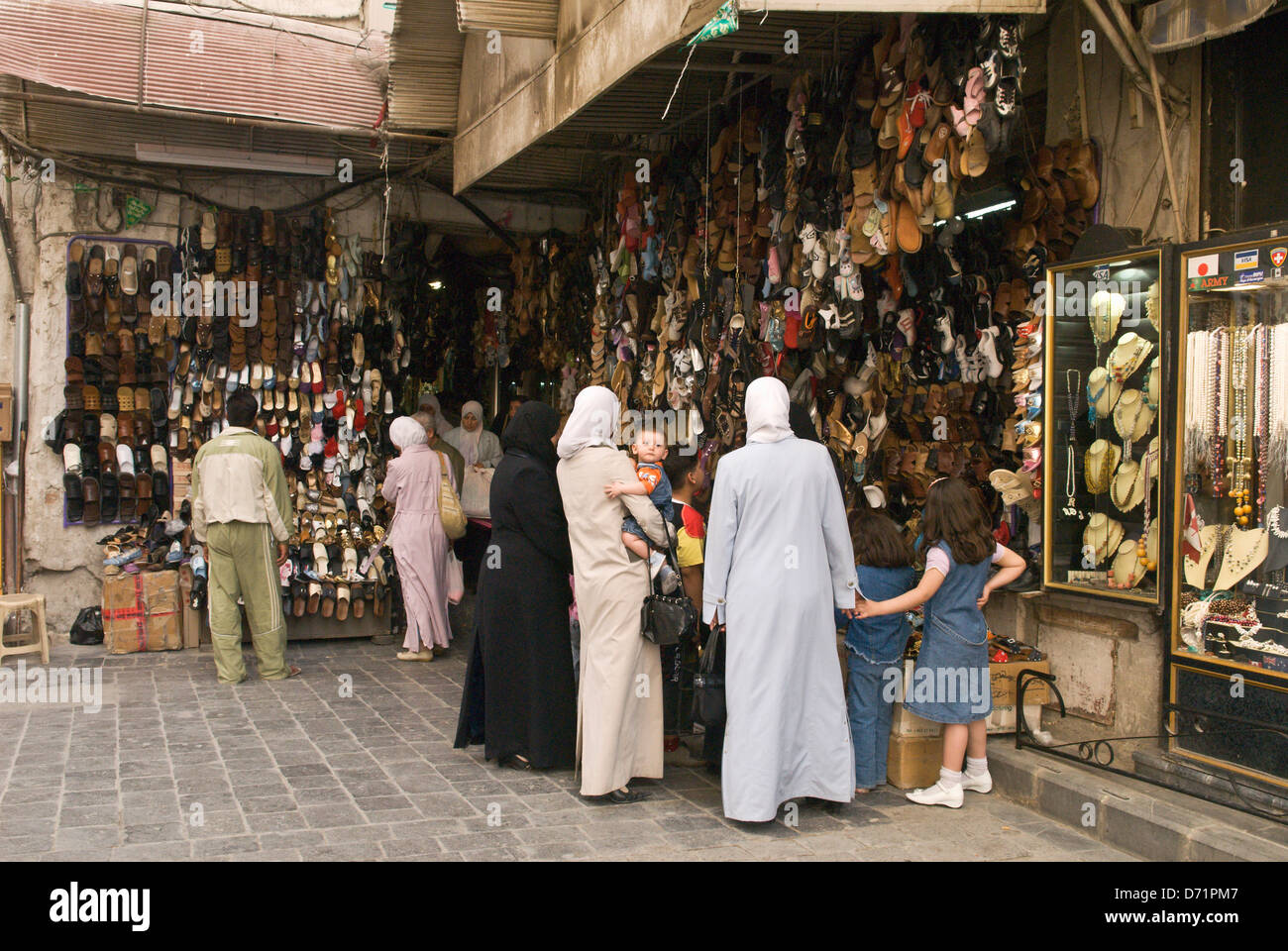 Damas, Syrie. Les gens du shopping dans les magasins de chaussures dans le vieux centre-ville près de le Souk Banque D'Images