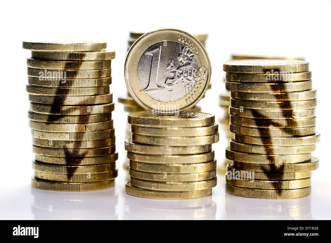 Pile de pièces de monnaie de la zone euro avec un flux et de flèches, les coûts de flux de photos symboliques Banque D'Images