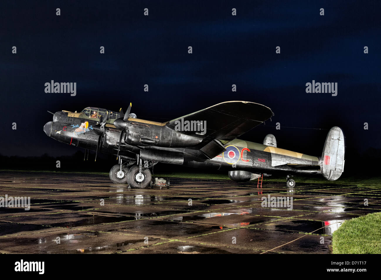 Avro Lancaster B1 - RAF world war 2 bomber sur l'aire de la nuit Banque D'Images