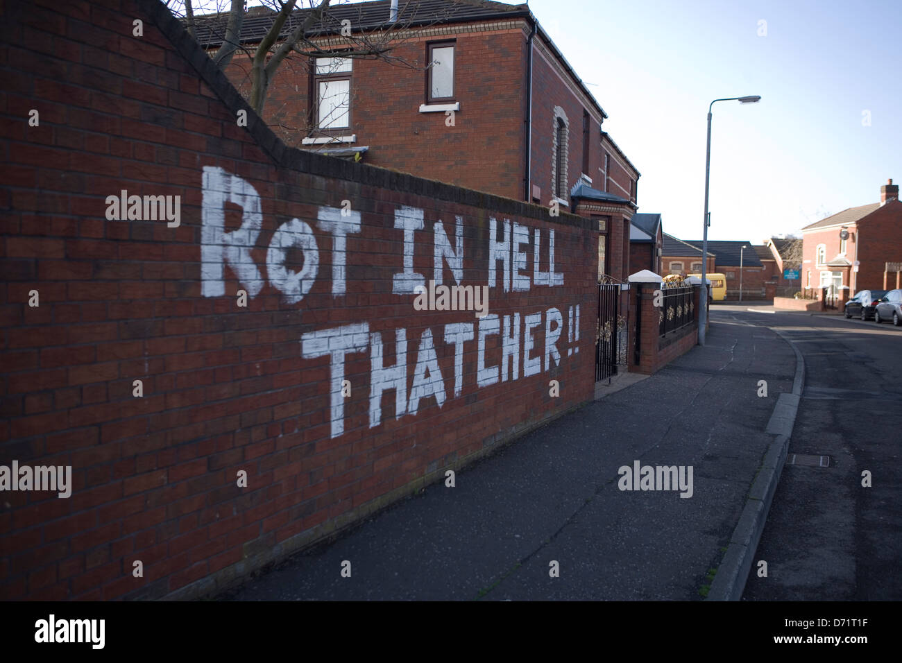 Anti-Thatcher Graffiti sur le Falls Road Belfast, 'Rot in Hell Thatcher' Banque D'Images