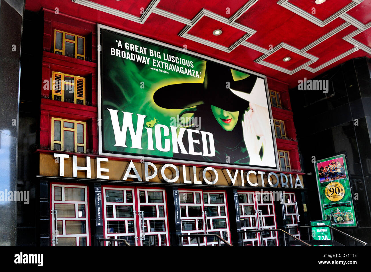 Londres, Angleterre, Royaume-Uni. Apollo Victoria Theatre (Ernest Walmsley Lewis : 1929) dans Wilton Road. Ouvert 1930 (Wicked, 2013) Banque D'Images Londres, Angleterre, Royaume-Uni. Apollo Victoria Theatre (Ernest Walmsley Lewis : 1929) dans Wilton Road. Ouvert 1930 (Wicked, 2013) Banque D'Images