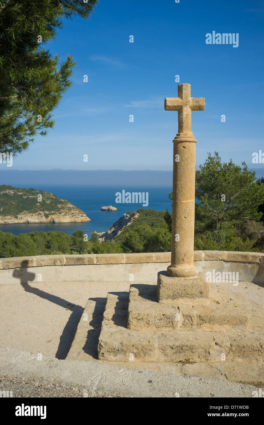 Vieille croix de pierre au point d'observation Portichol, Javea, Costa Blanca Banque D'Images