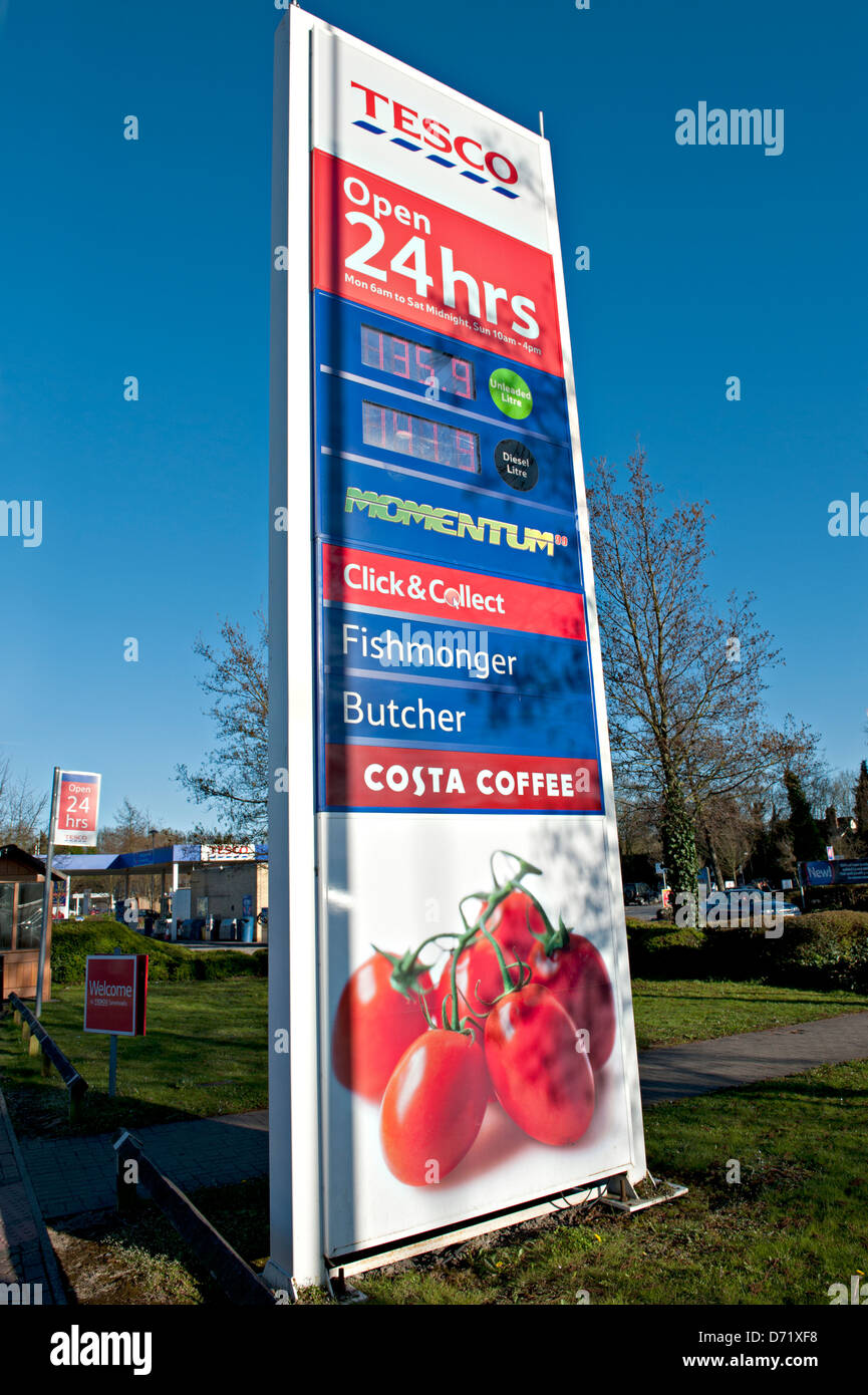 Prix du carburant avant-cour affichage à un garage Tesco Banque D'Images