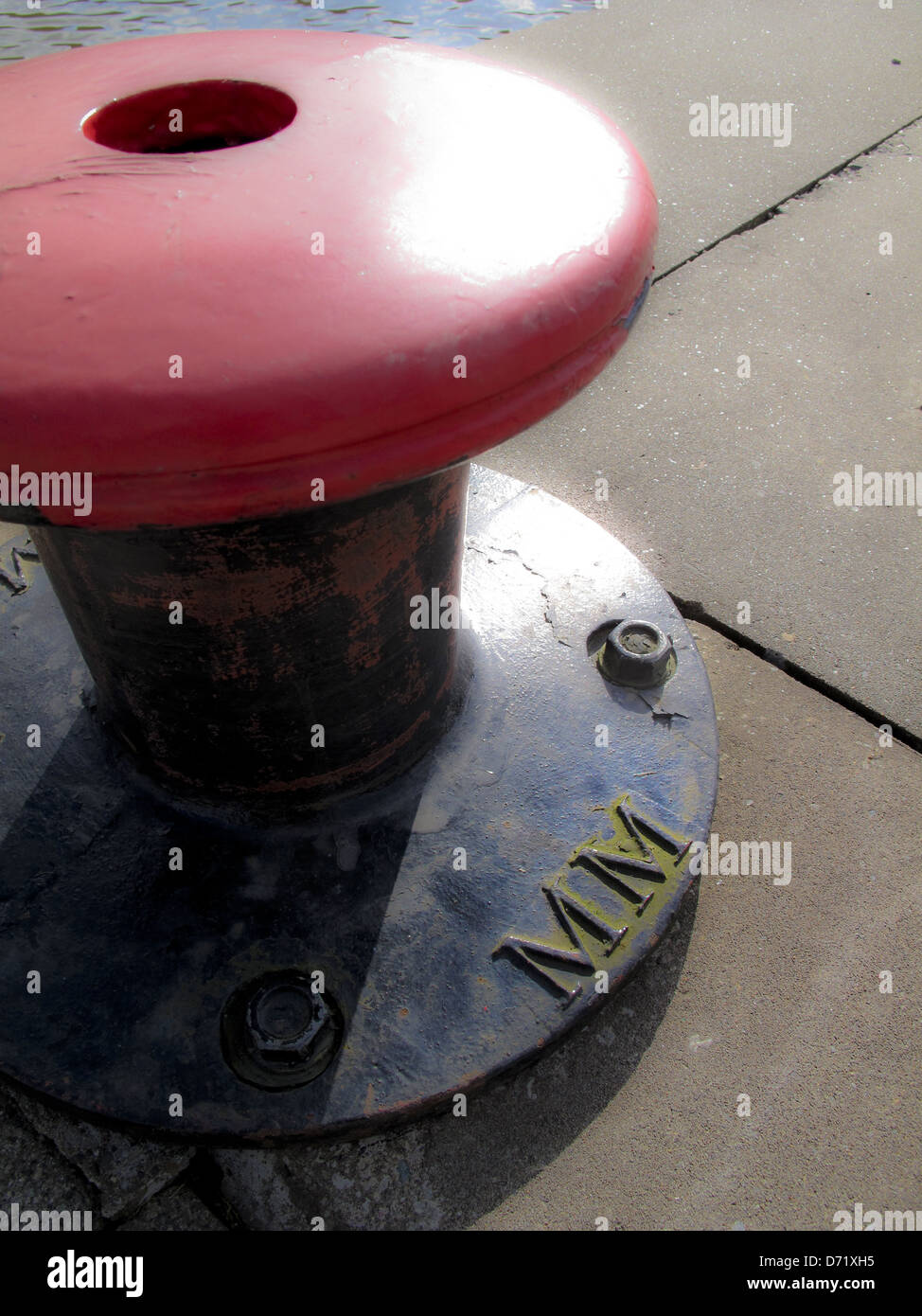 Bollard quai sur le Canal de l'Union de l'Écosse en lien millénaire logo MM Banque D'Images