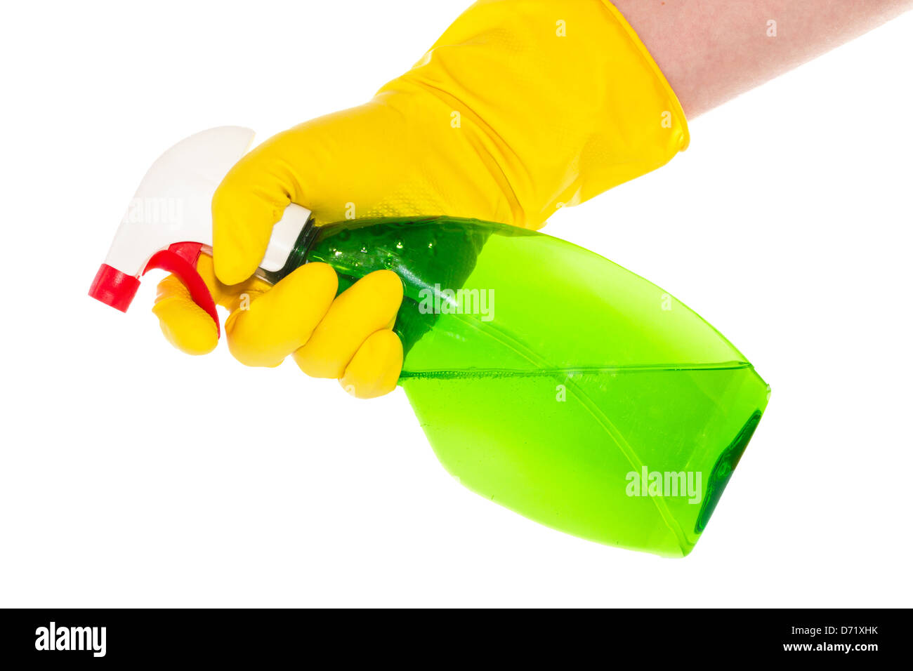 La main avec des gants de ménage jaune tenant une bouteille de jet vert Banque D'Images