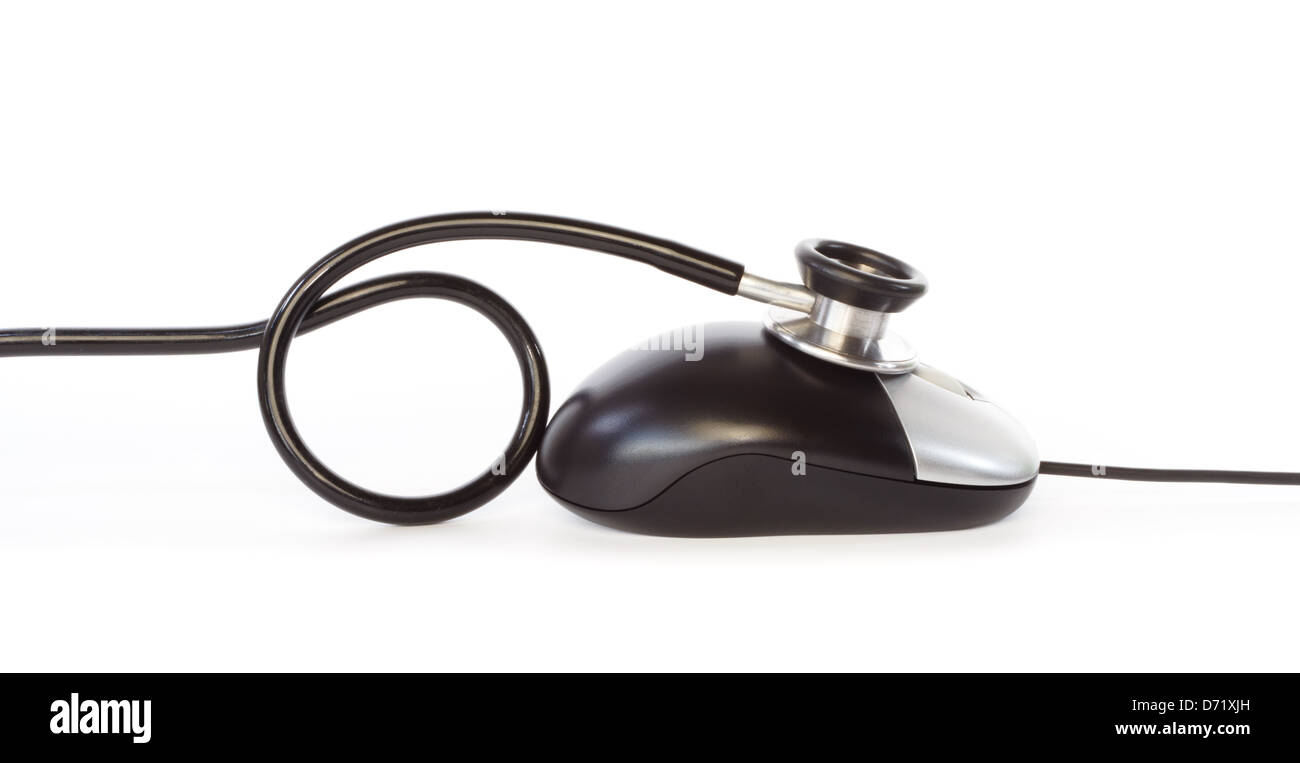 Souris d'ordinateur est examiné par stéthoscope contre fond blanc Banque D'Images