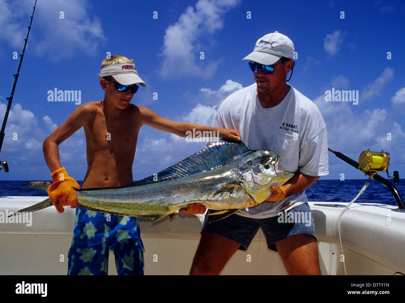 Angler et garçon avec dauphin alias dorado ou mahi-mahi (Coryphaena hippurus) capturés près de Port Aransas Texas Banque D'Images