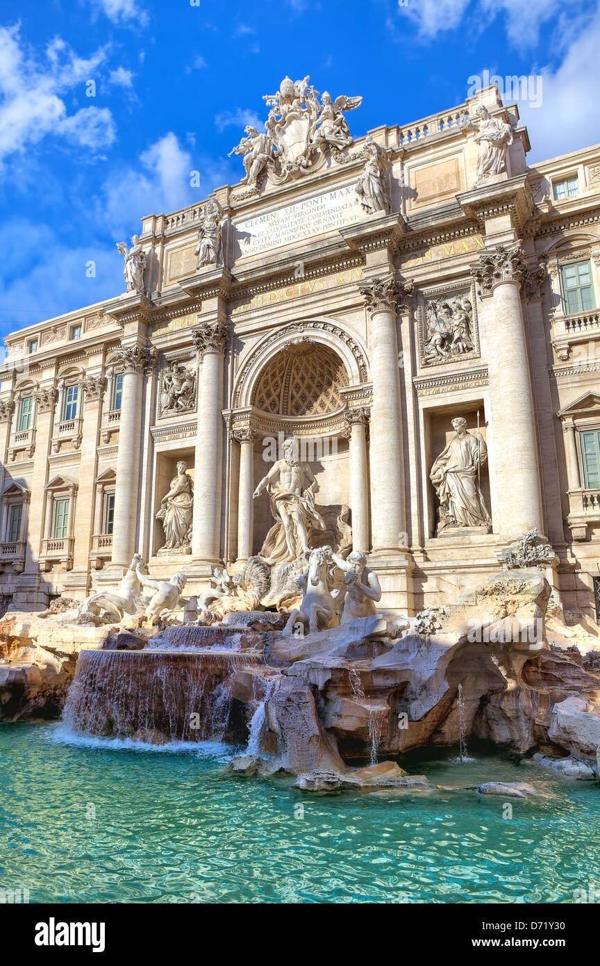 Vertical image de la célèbre fontaine de Trevi sous ciel bleu à Rome, Italie. Banque D'Images