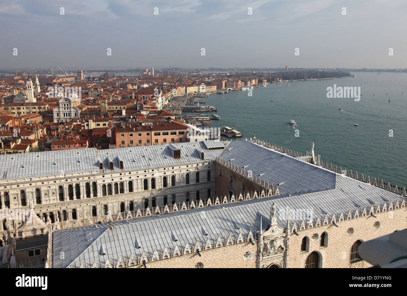 Vue aérienne sur le palais des Doges ou Palais Ducal du clocher ou campanile de la place St Marc Venise Italie Banque D'Images