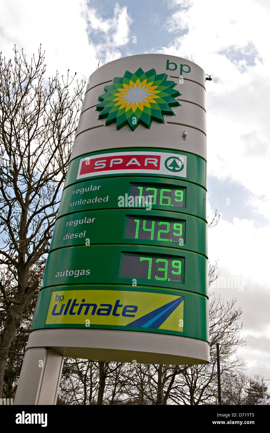 Prix du carburant avant-cour affichage à un UK Garage Banque D'Images