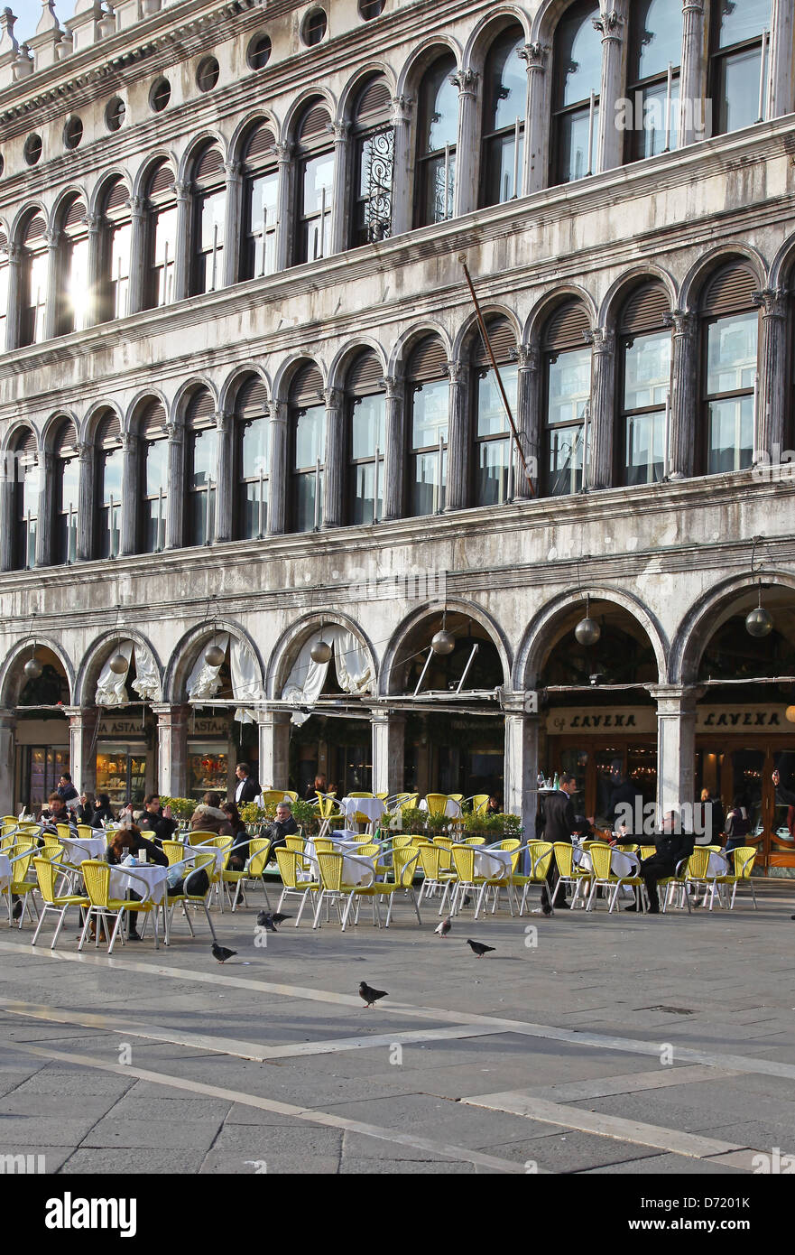 L'un des cafés en plein air en face de la Procuratie Vecchie dans la place St Marc ou la Piazza San Marco Venise Italie Banque D'Images