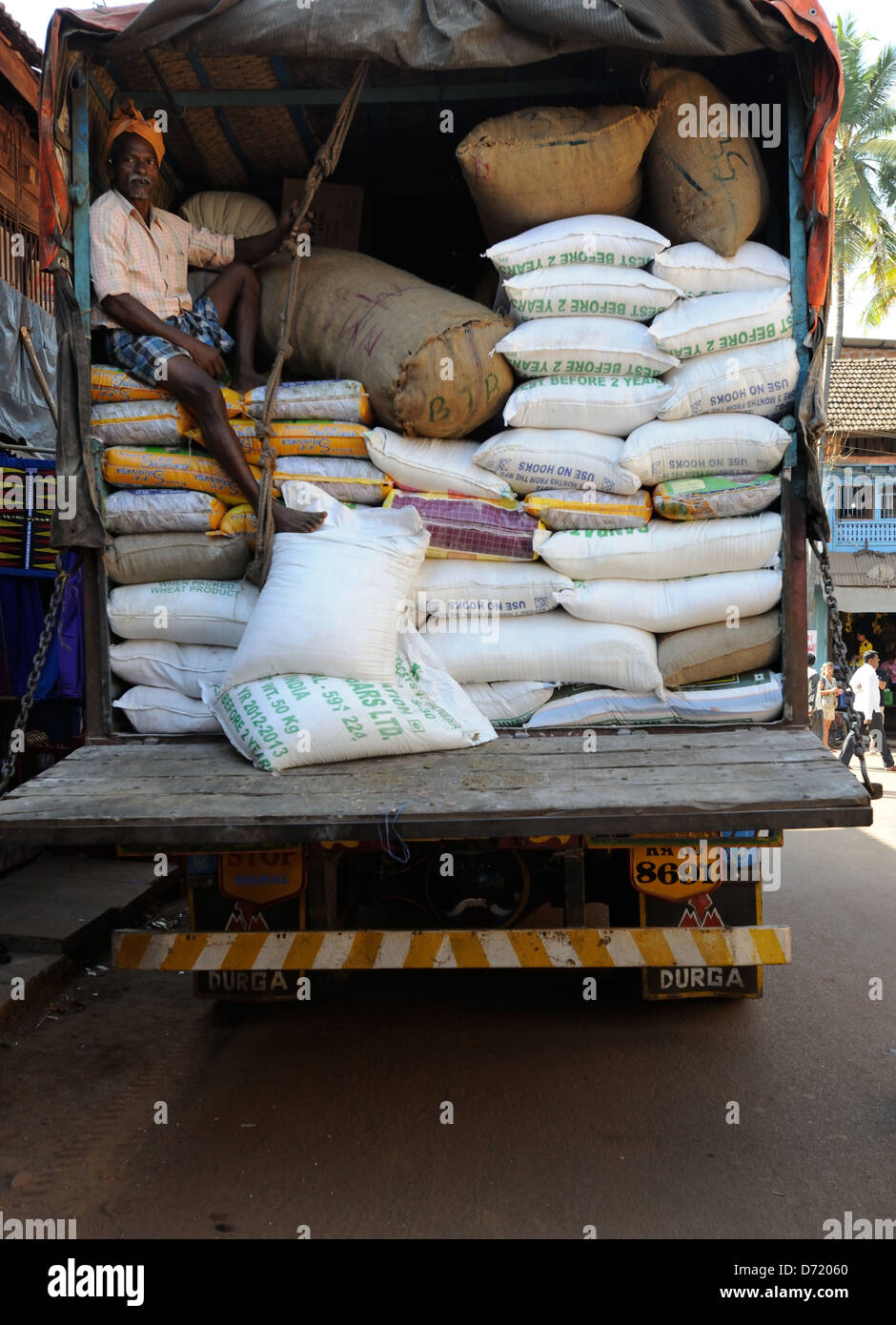 La livraison camion chargé de sacs de riz et de la farine dans un village  en Inde Photo Stock - Alamy
