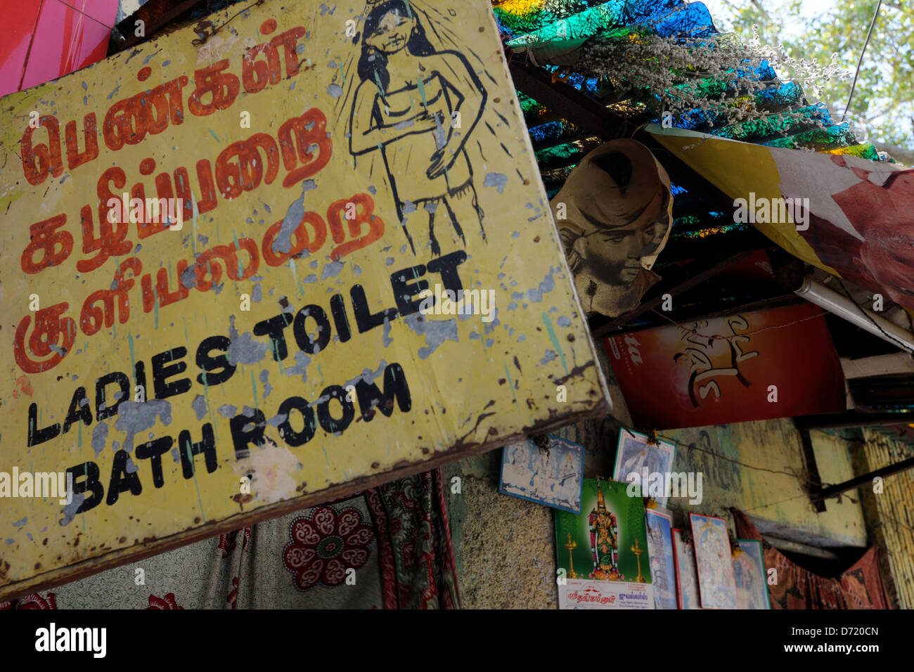 Toilettes publiques Chers signer dans une petite ville de l'Inde. Banque D'Images