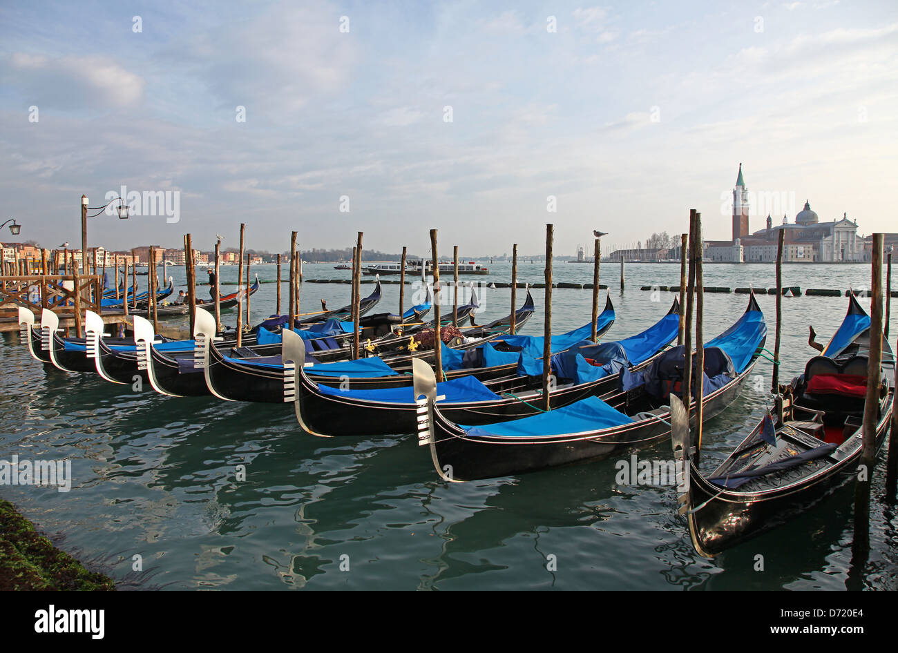 Gondoles en face de l'île de San Giorgio Maggiore, l'une des îles de Venise, Italie du nord Banque D'Images