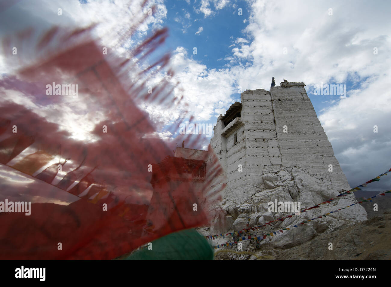 Priant par le vent soufflé du pavillon en face de l'Tsemo Gompa monastère Banque D'Images