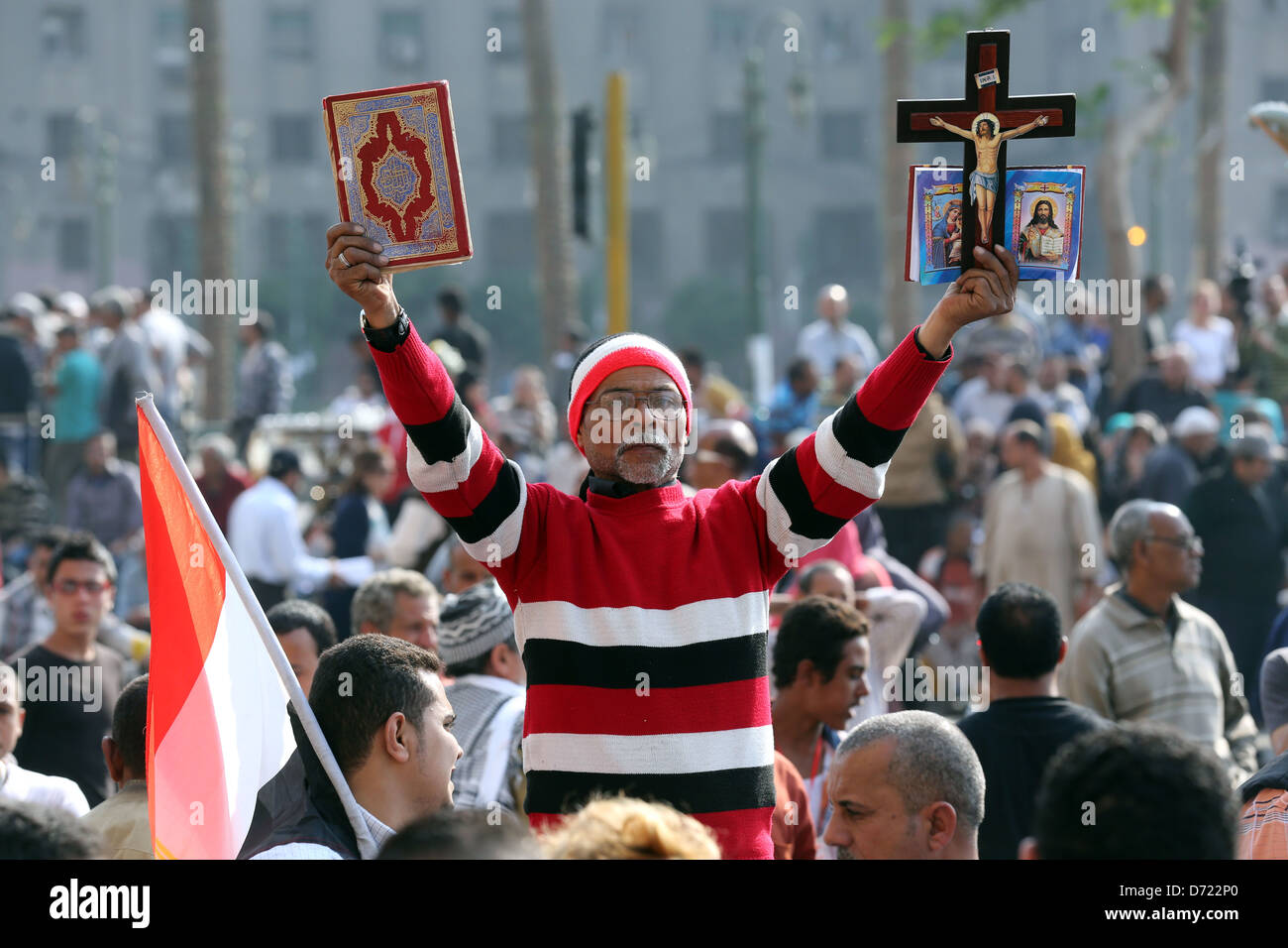 Un égyptien détient le saint Coran et la bible chrétienne avec croix en bois au cours d'un grand rassemblement sur la place Tahrir, Le Caire, Egypte Banque D'Images
