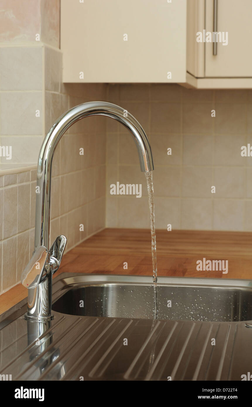 Nouvelle cuisine robinets à levier à l'essai ( commandé ) après la pose  d'une nouvelle installation de cuisine utile pour les mains arthritiques  Photo Stock - Alamy