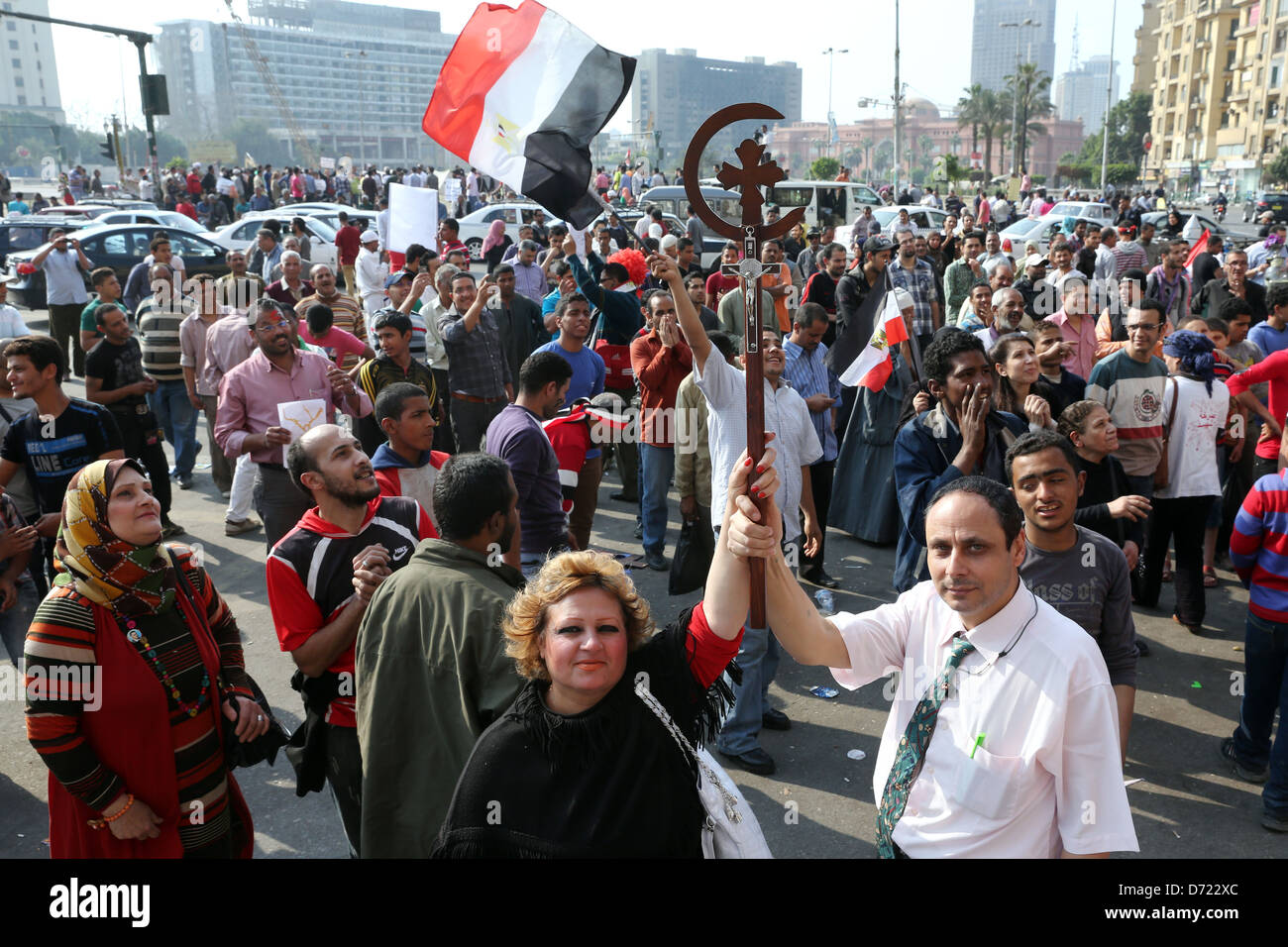 Couple chrétien égyptien tenir une croix lors d'un grand rassemblement sur la place Tahrir, Le Caire, Egypte Banque D'Images