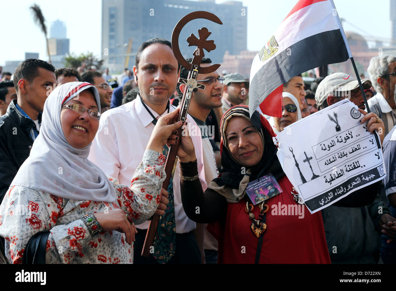 La femme musulmane égyptienne et l'homme chrétien tenir une croix au cours d'un grand rassemblement sur la place Tahrir, Le Caire, Egypte Banque D'Images