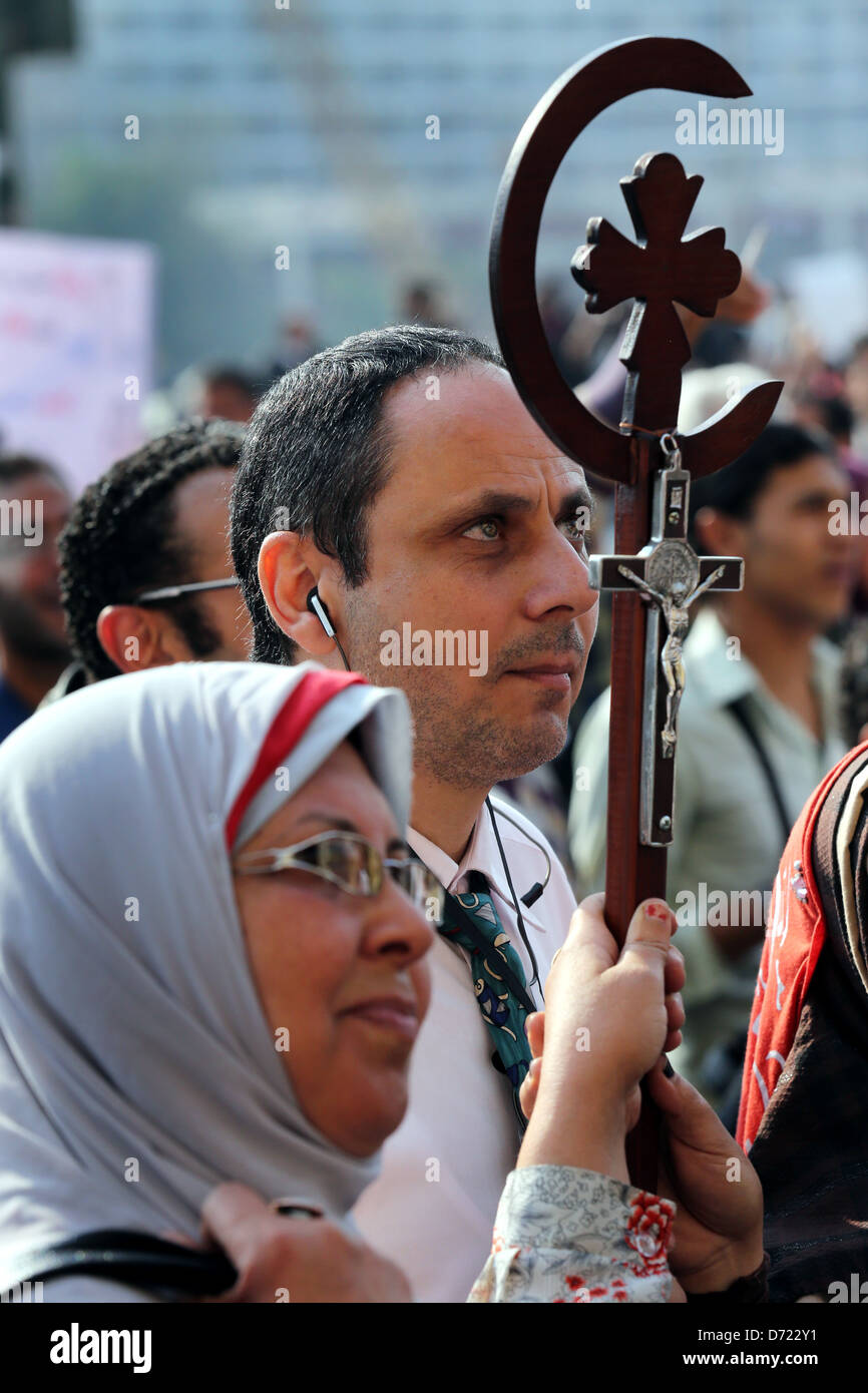 Un couple chrétien-musulman égyptien est titulaire d'une croix au cours d'un grand rassemblement sur la place Tahrir, Le Caire, Egypte Banque D'Images