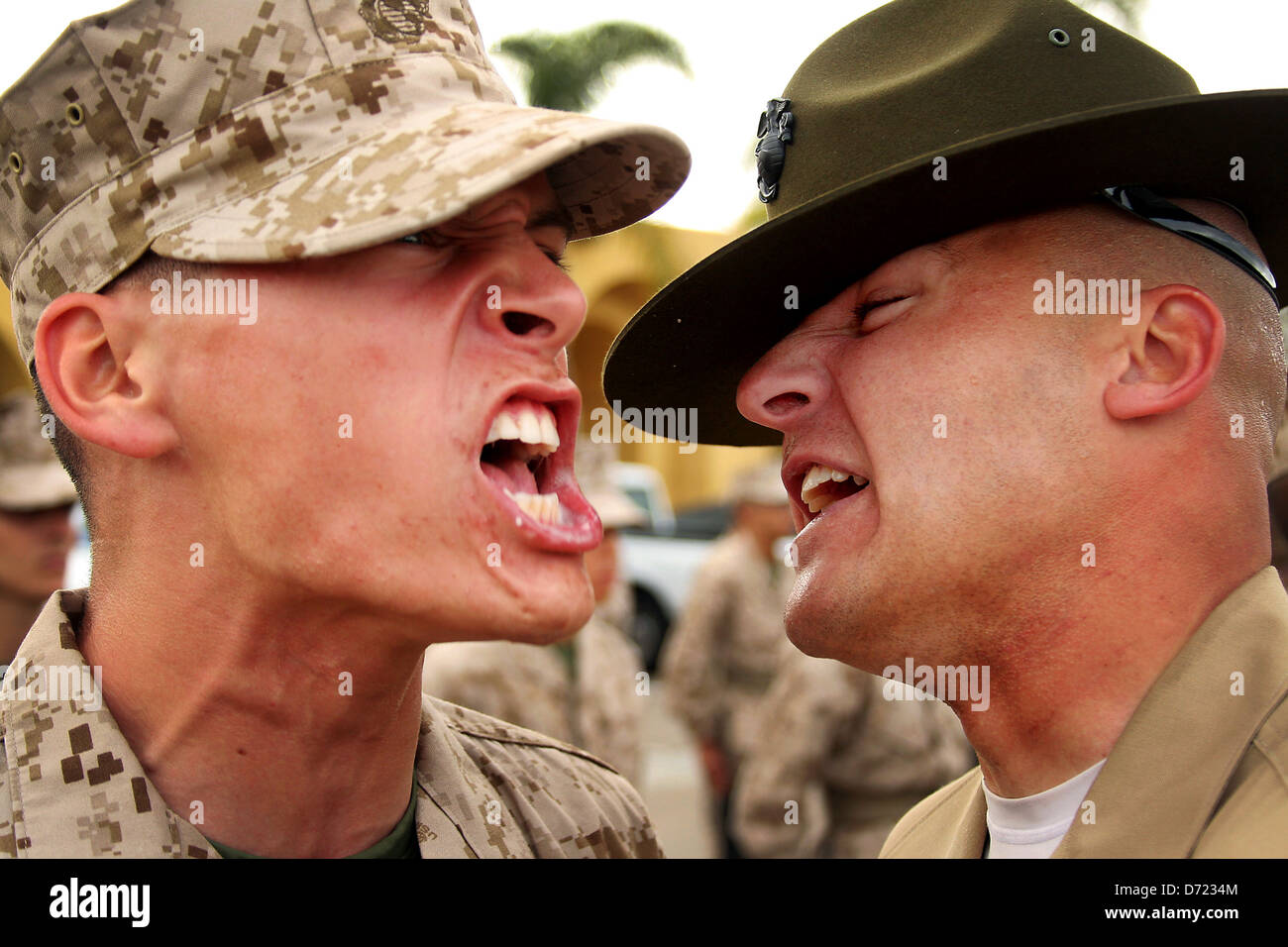 Une recrue de la compagnie A, 1st Recruit Training Battalion, suit un entraînement intense sous la supervision d'un instructeur de forage principal, dans le cadre du processus rigoureux du camp d'entraînement du corps des Marines des États-Unis. Banque D'Images