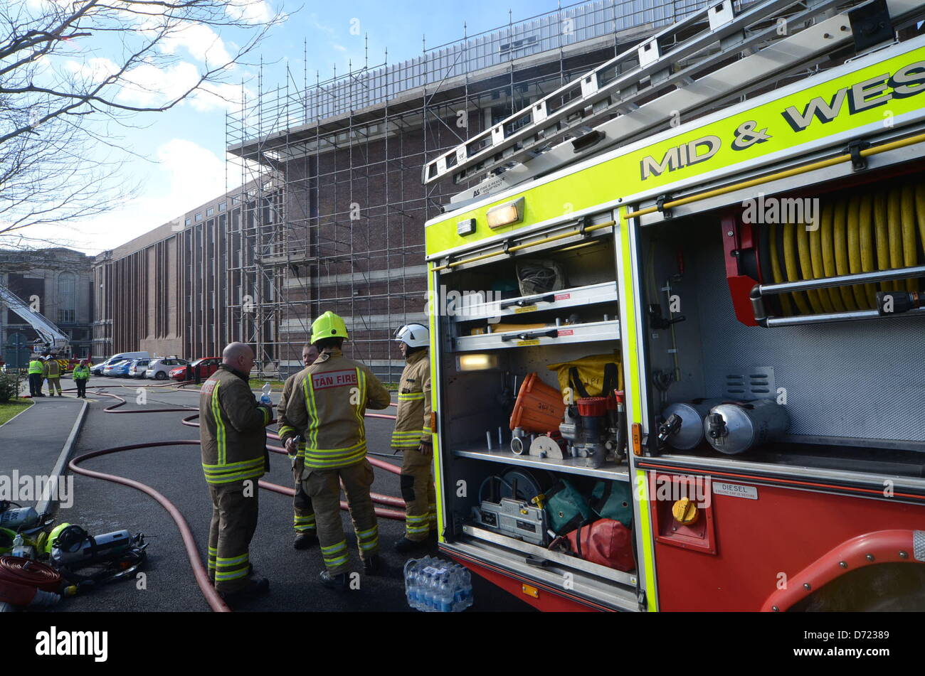 Aberystwyth, UK. 26 avril 2013. Les flammes et la fumée ont été vues venant du toit à l'arrière du bâtiment et jusqu'à 300 100 visiteurs et le personnel ont été évacués de l'immeuble. Plus de 30 pompiers sont là, mais des rapports d'ici le début de la soirée de vendredi à penser le feu est moins grave. Le personnel de la bibliothèque principale a déclaré qu'il n'a pas su comment le feu a commencé mais tout le monde était en sécurité.Crédit : Andrew Chittock/Alamy Live News Banque D'Images