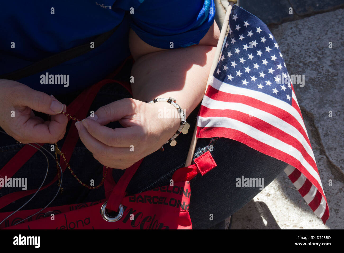 Femme usa drapeau américain prier le Rosaire en attente de Pape Francisco Banque D'Images
