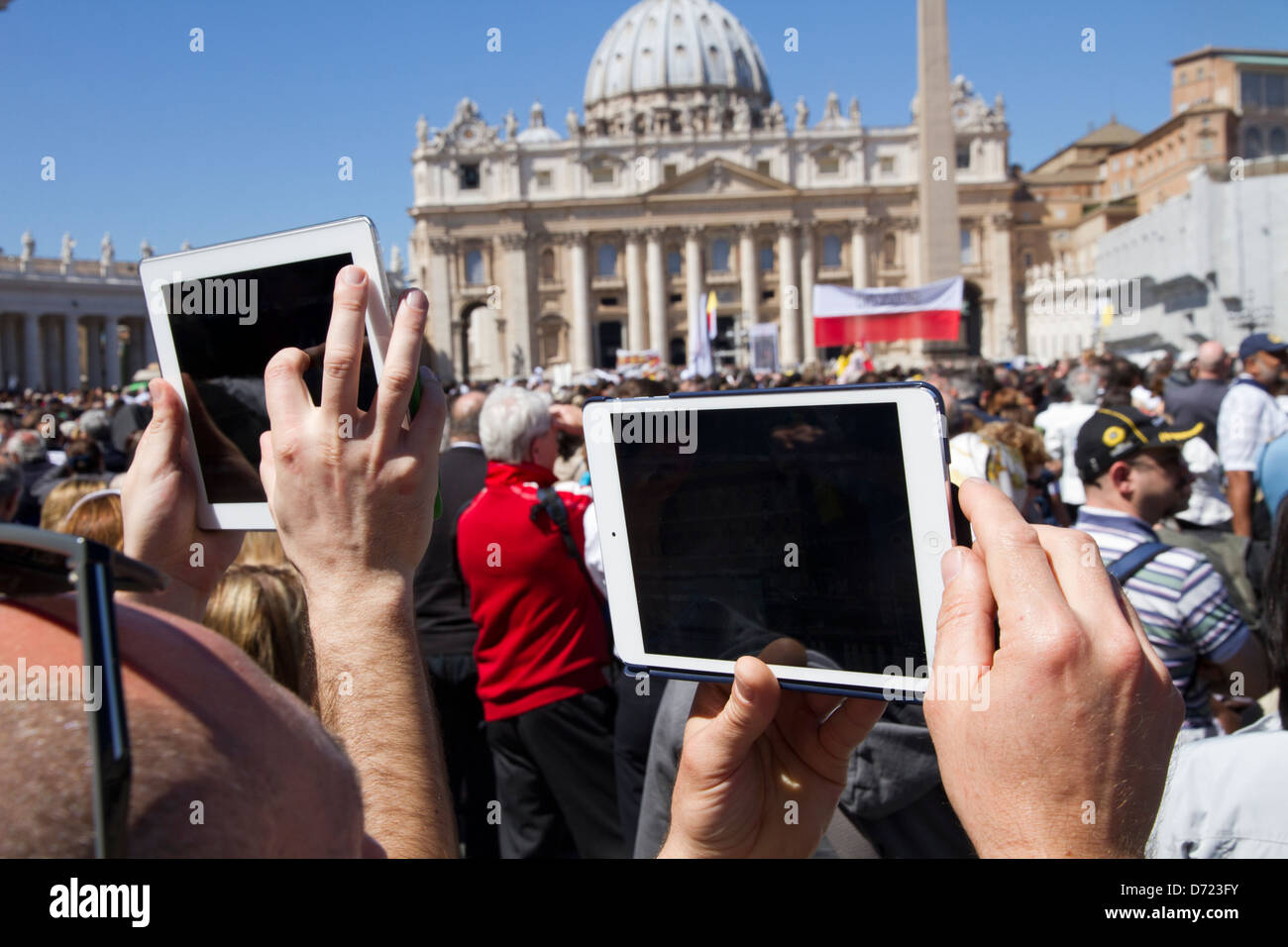 Prise de photos video tablet computer Rome Italie les pèlerins attendent le Pape Francisco foules à St Peter s Square Banque D'Images