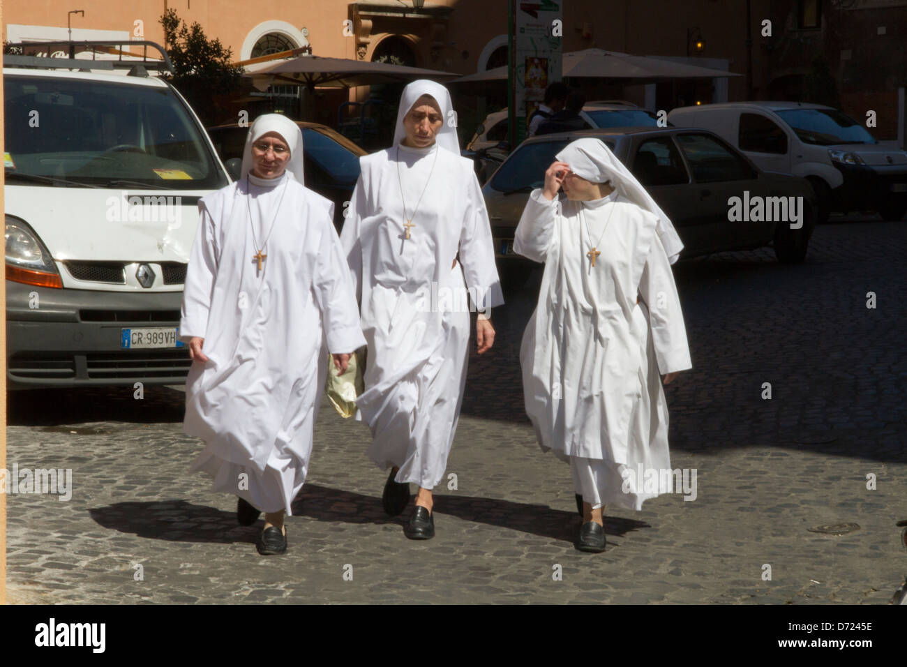 Les nonnes robes blanches rue Rome Italie Europe walkingin Banque D'Images