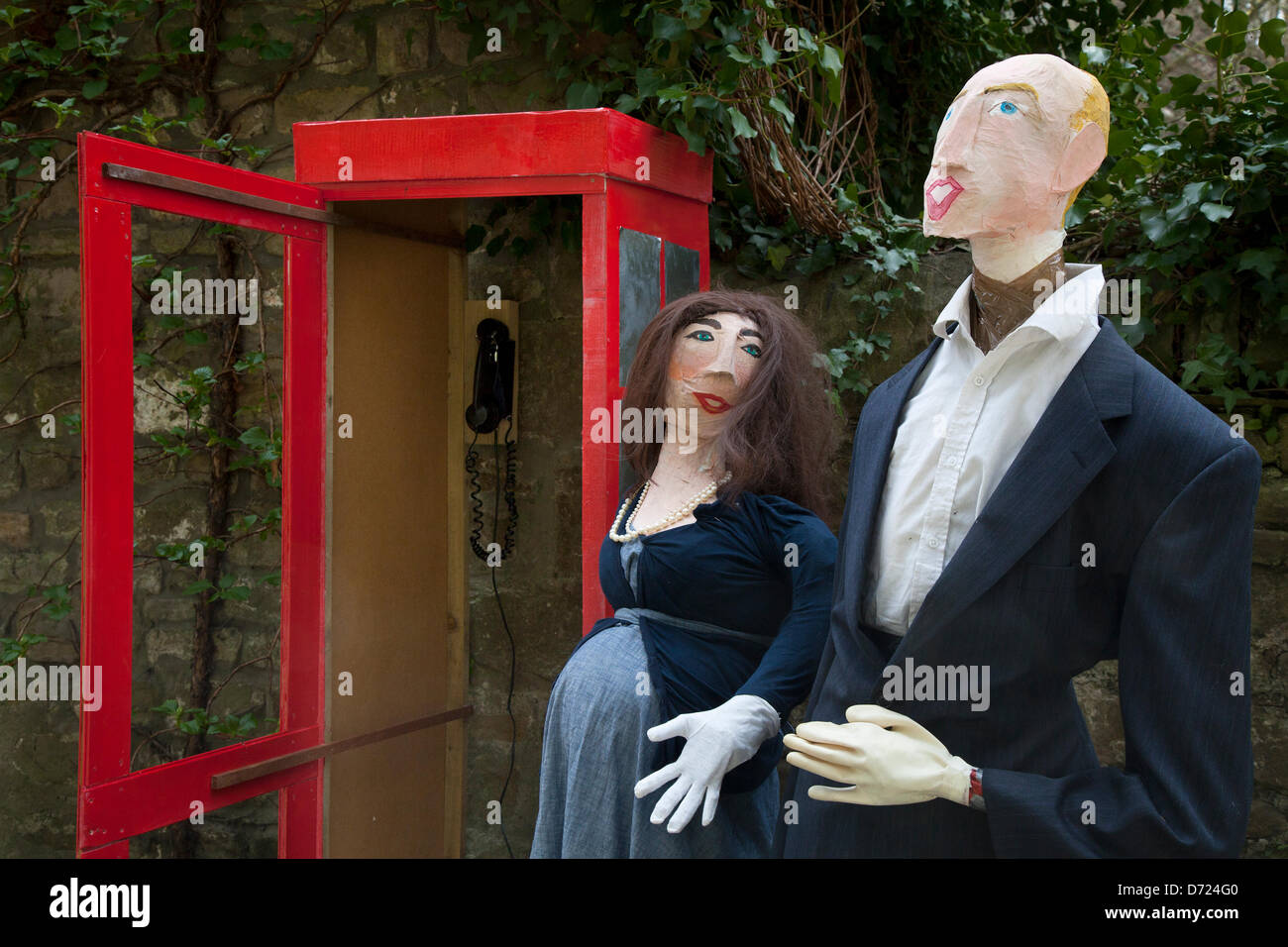 Wray, Lancaster, vendredi 26 avril, 2013. Kate et William .Appeler la sage-femme tableaux à l'Épouvantail Festival, fondé en 1995 avec wacky épouvantails construits par les villageois pour récolter des fonds pour des œuvres de bienfaisance. Banque D'Images