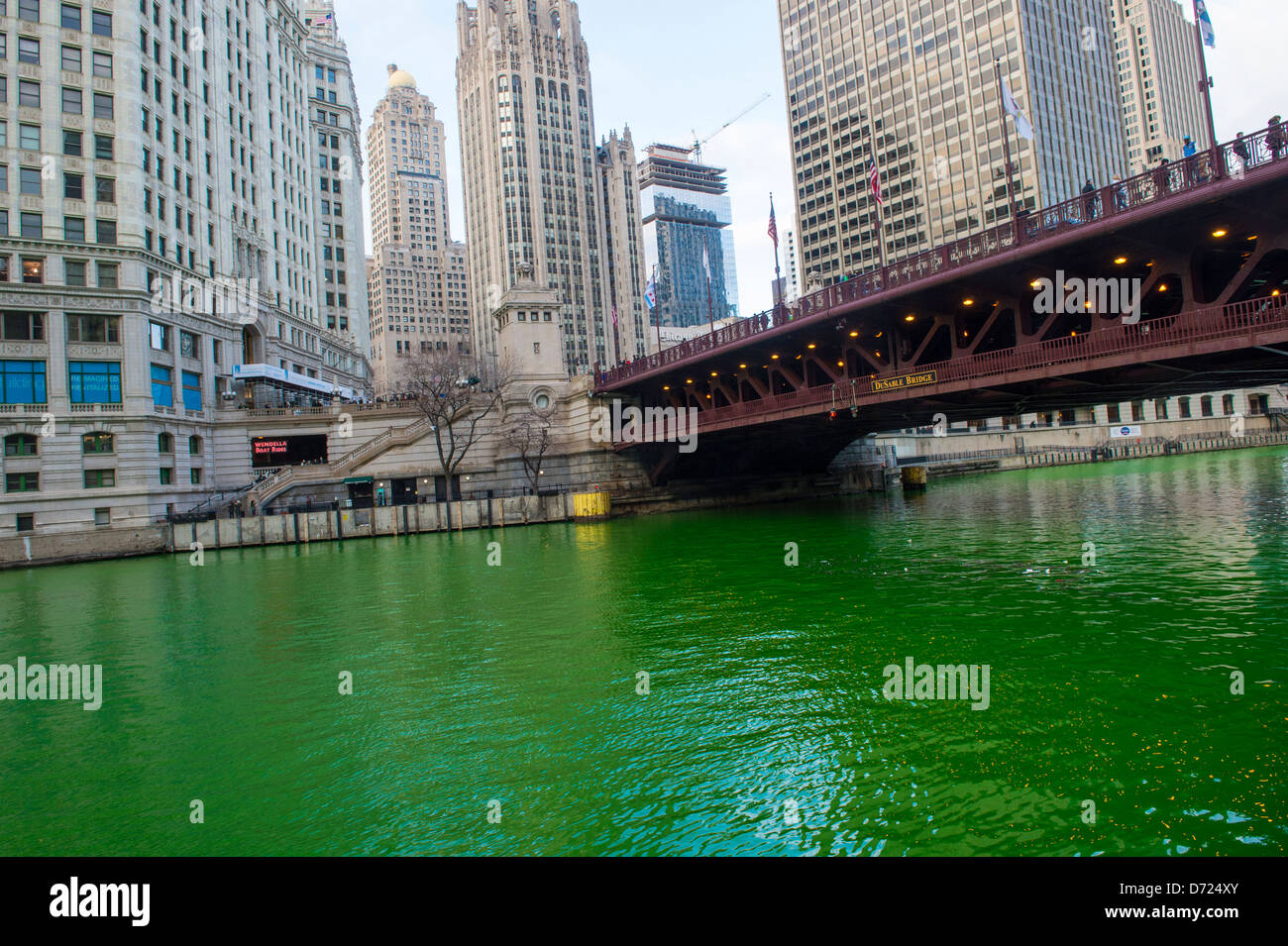 La rivière Chicago est teinte en vert pour la Saint Patrick à Chicago Banque D'Images