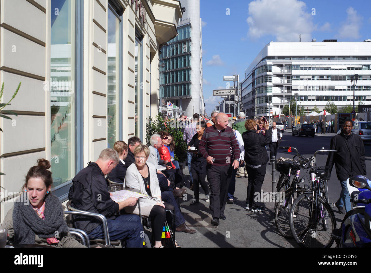 Berlin, Allemagne, les touristes café Einstein à Checkpoint Charlie Banque D'Images