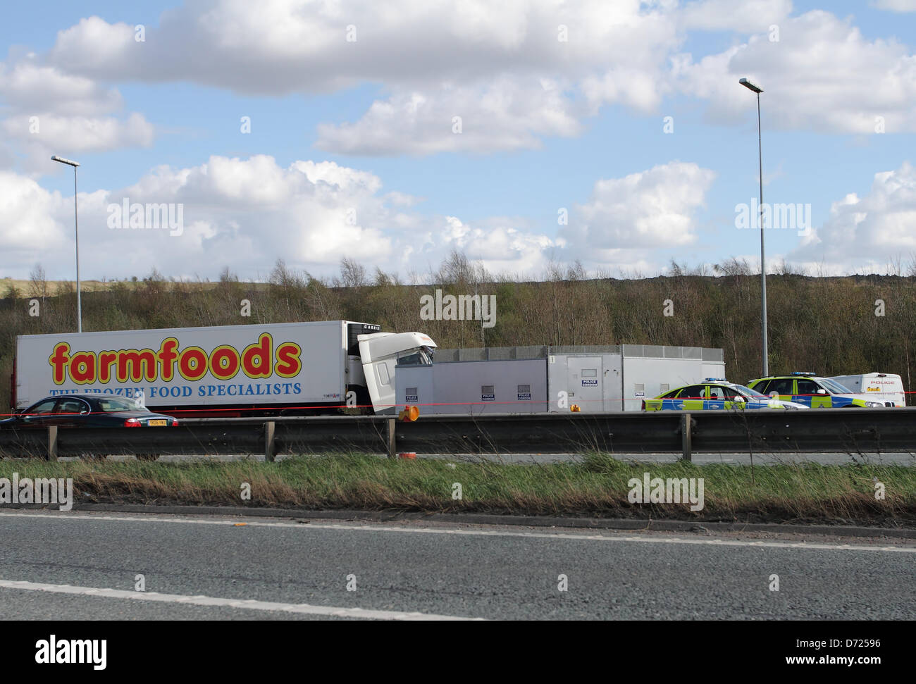West Yorkshire, UK. 26 avril 2013. La sortie 32 de la M62, près de Pontefract est la scène d'un accident de la route mortel impliquant un camion et une Farmfoods mini bus, une passagère du mini bus tués et 20 autres blessés. Credit : Bojangles/Alamy Live News Banque D'Images